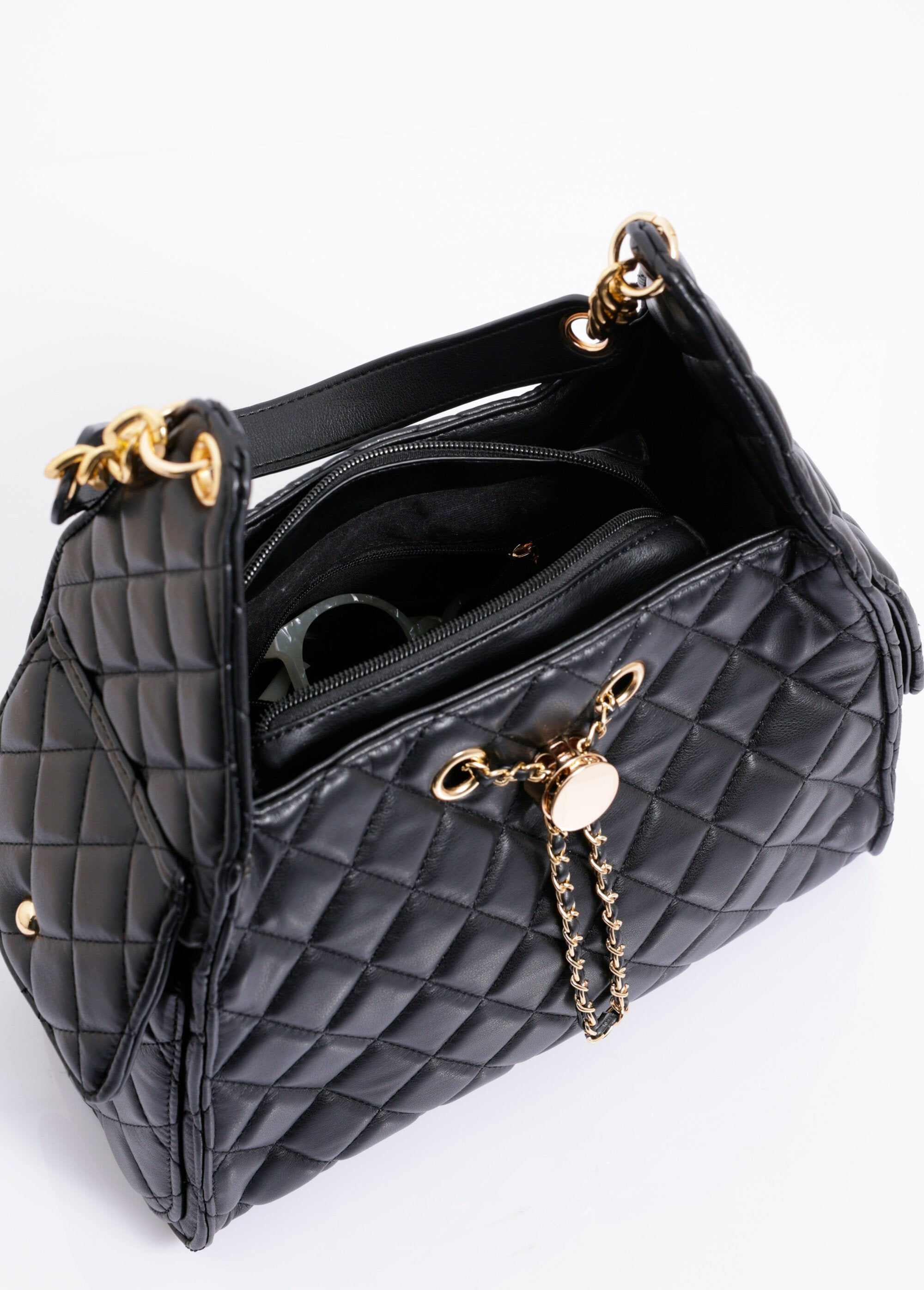 Bolso_acolchado_elegante_con_detalles_metálicos_Negro_DE2_slim