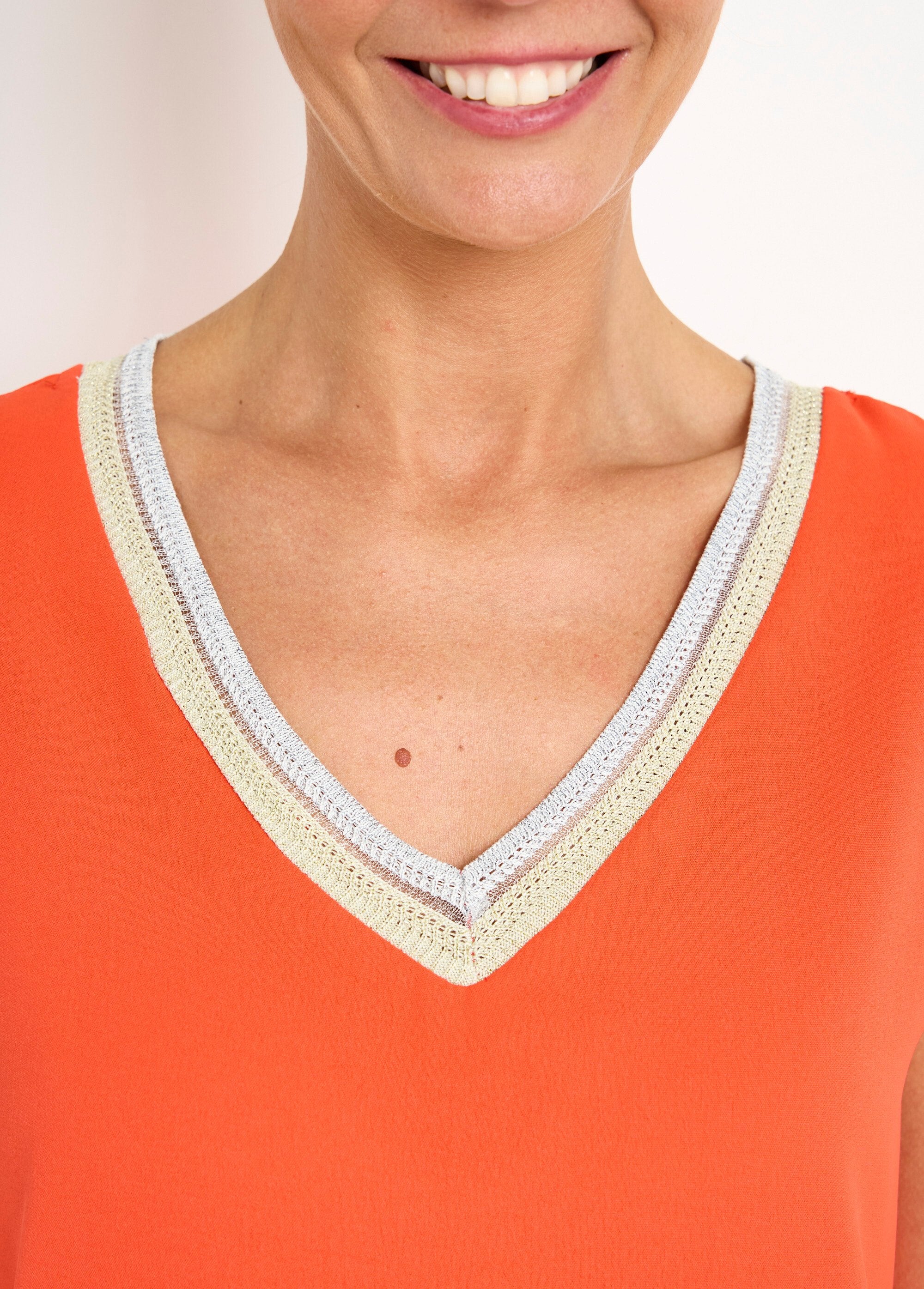 Blusa_fluida_sin_mangas_con_escote_en_pico_y_trenza_Amapola_DE2_slim