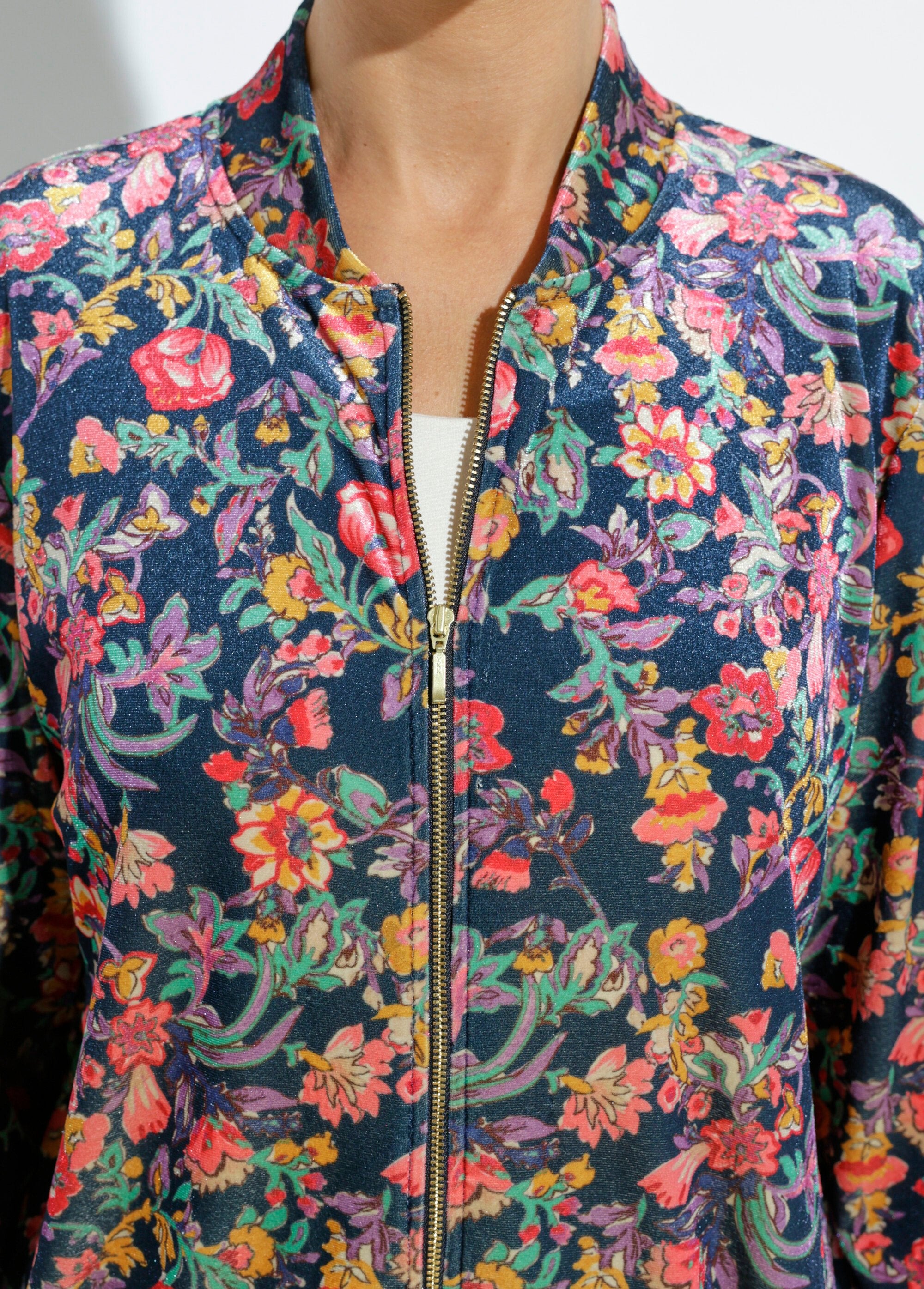 Cazadora_bomber_floral_de_terciopelo_con_cremallera_Azul_marino_y_rosa_DE1_slim
