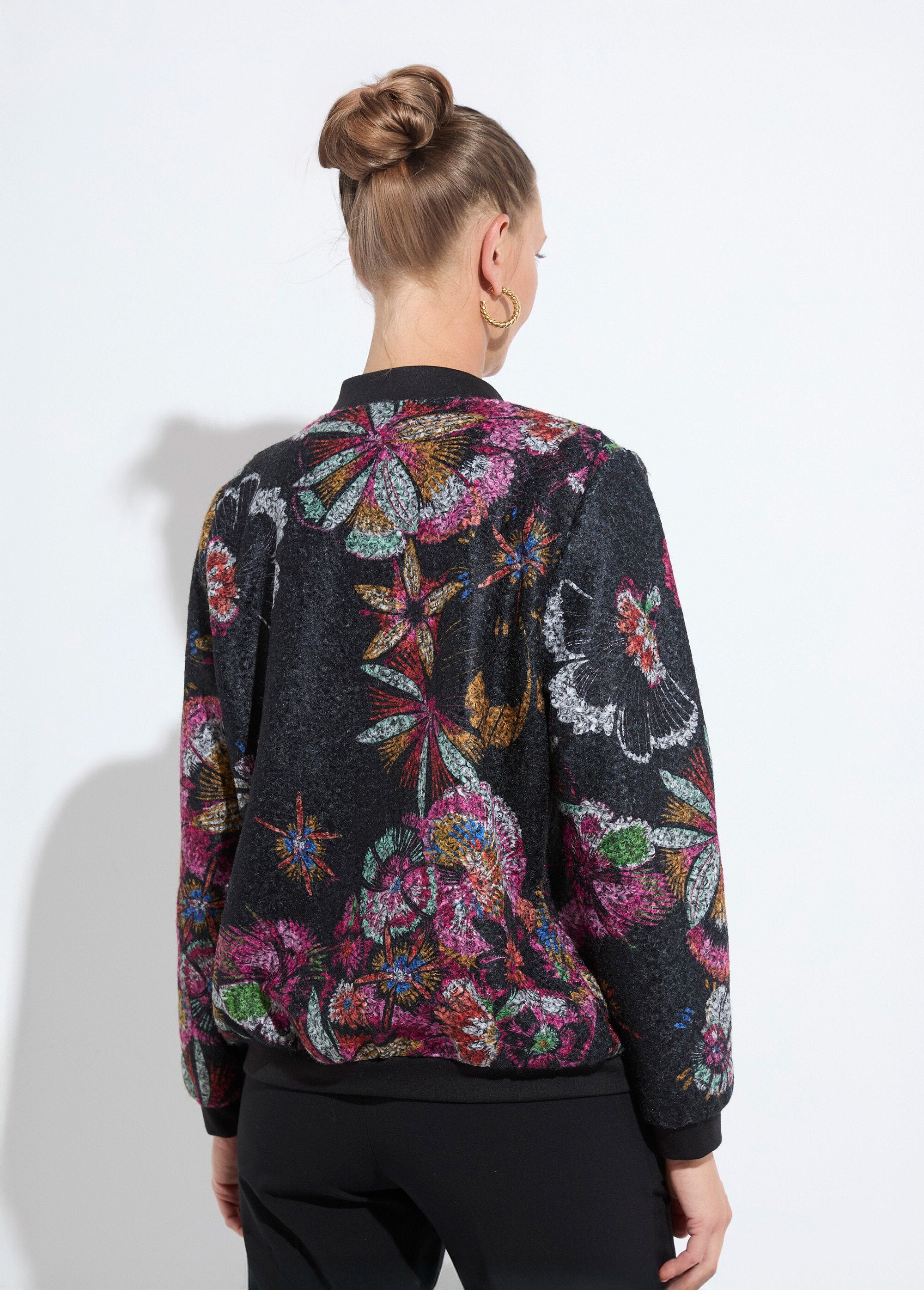 Chaqueta_estilo_bomber_en_tejido_de_rizo_estampado_Negro_y_rosa_DO1_slim