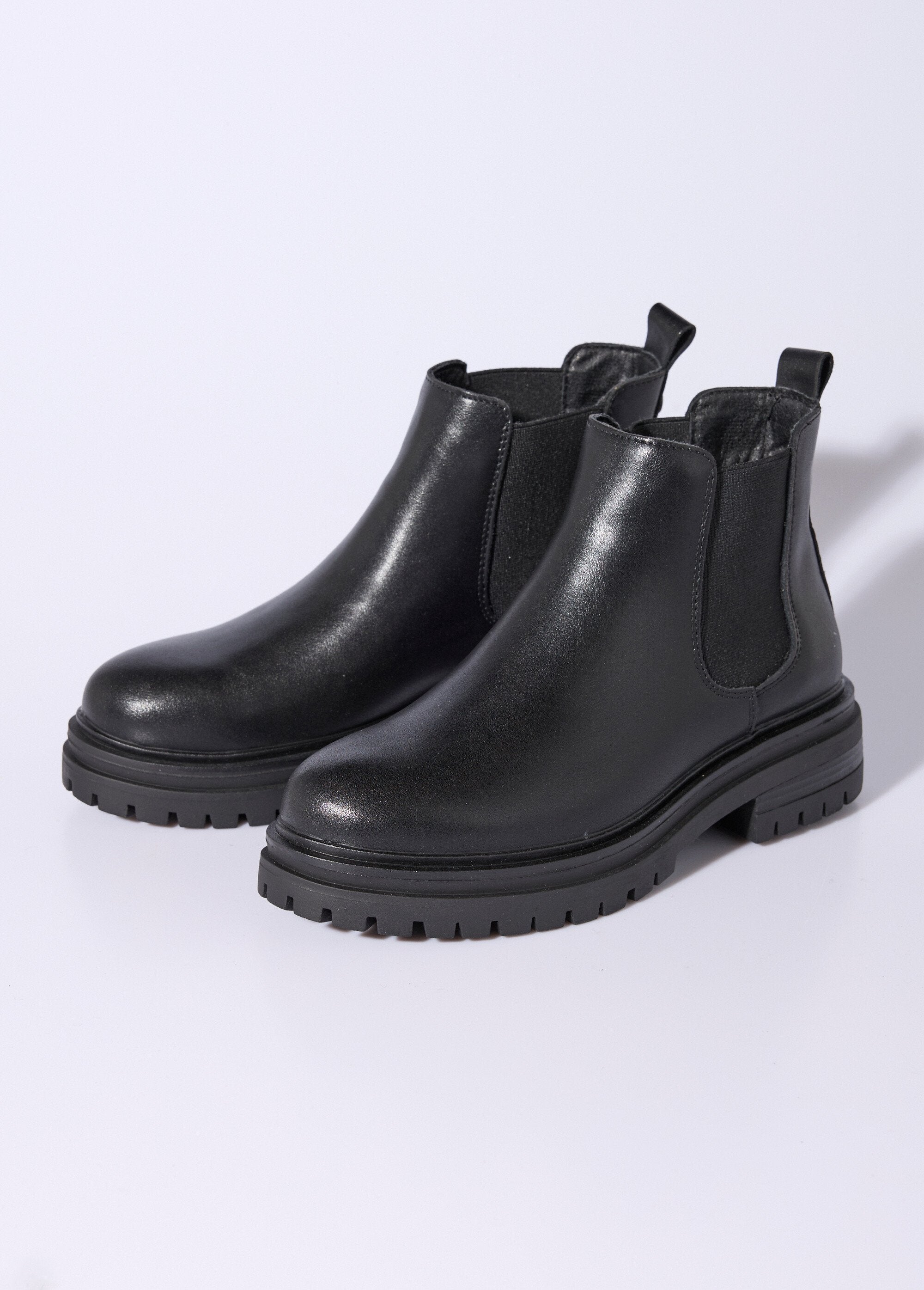 Botas_Chelsea_de_piel_con_suela_gruesa_Negro_DE1_slim