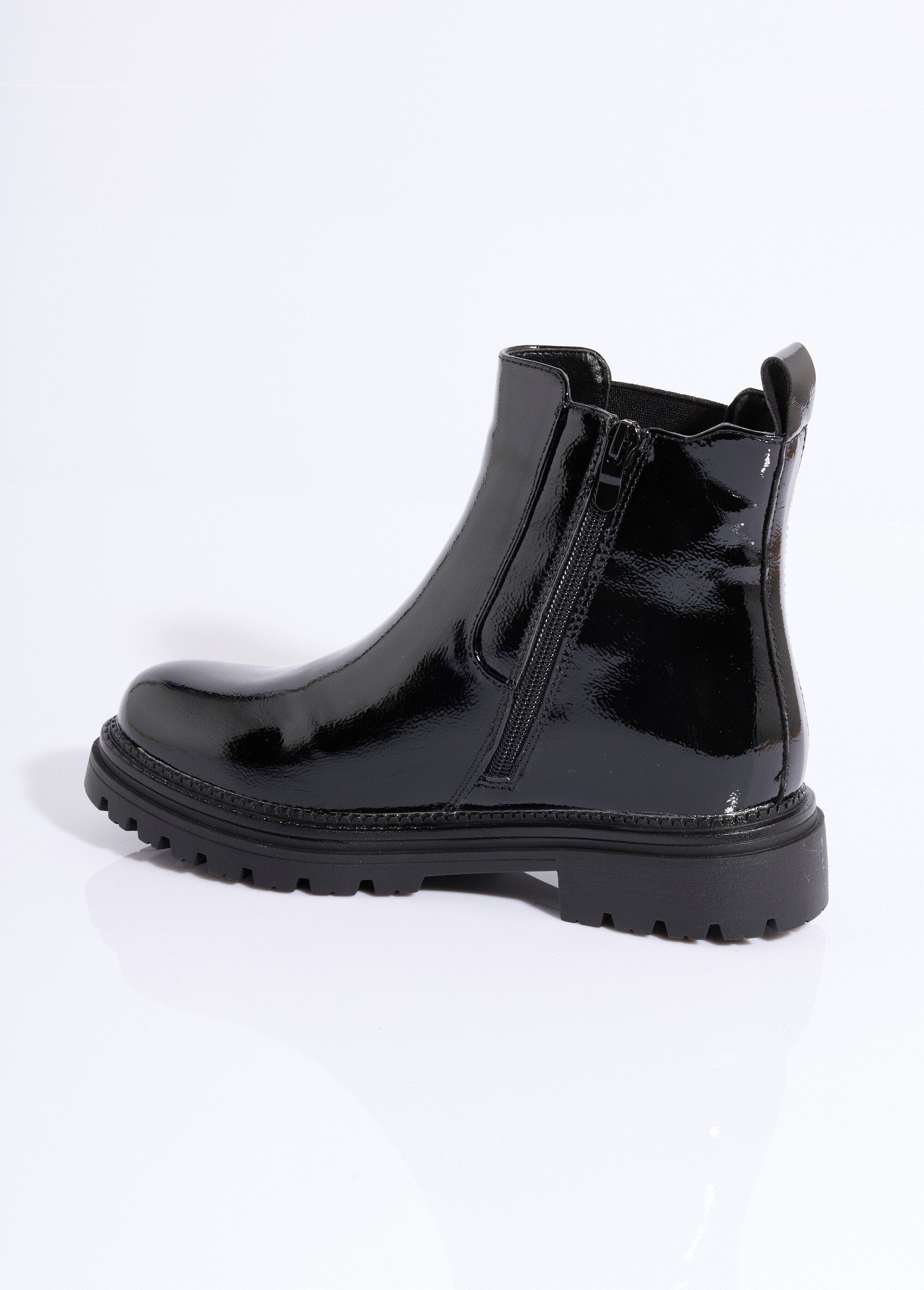 Botas_Chelsea_de_charol_con_suela_de_tacos_Negro_DO1_slim