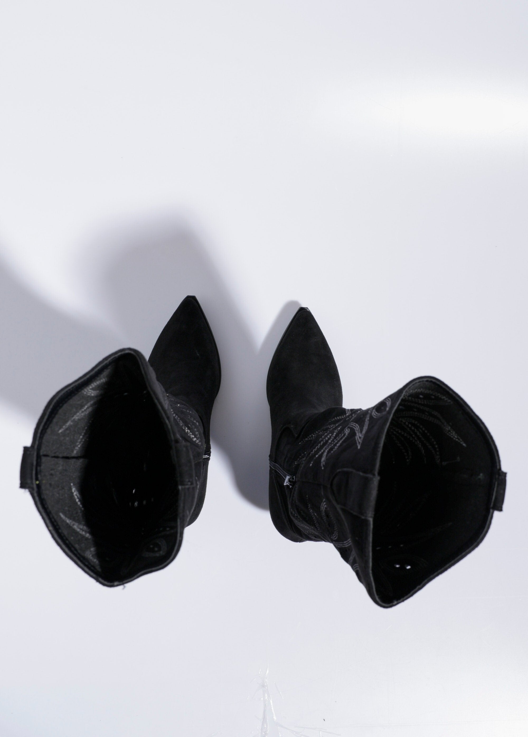 Botas_vaqueras_bordadas_con_tacón_biselado_Negro_OV1_slim