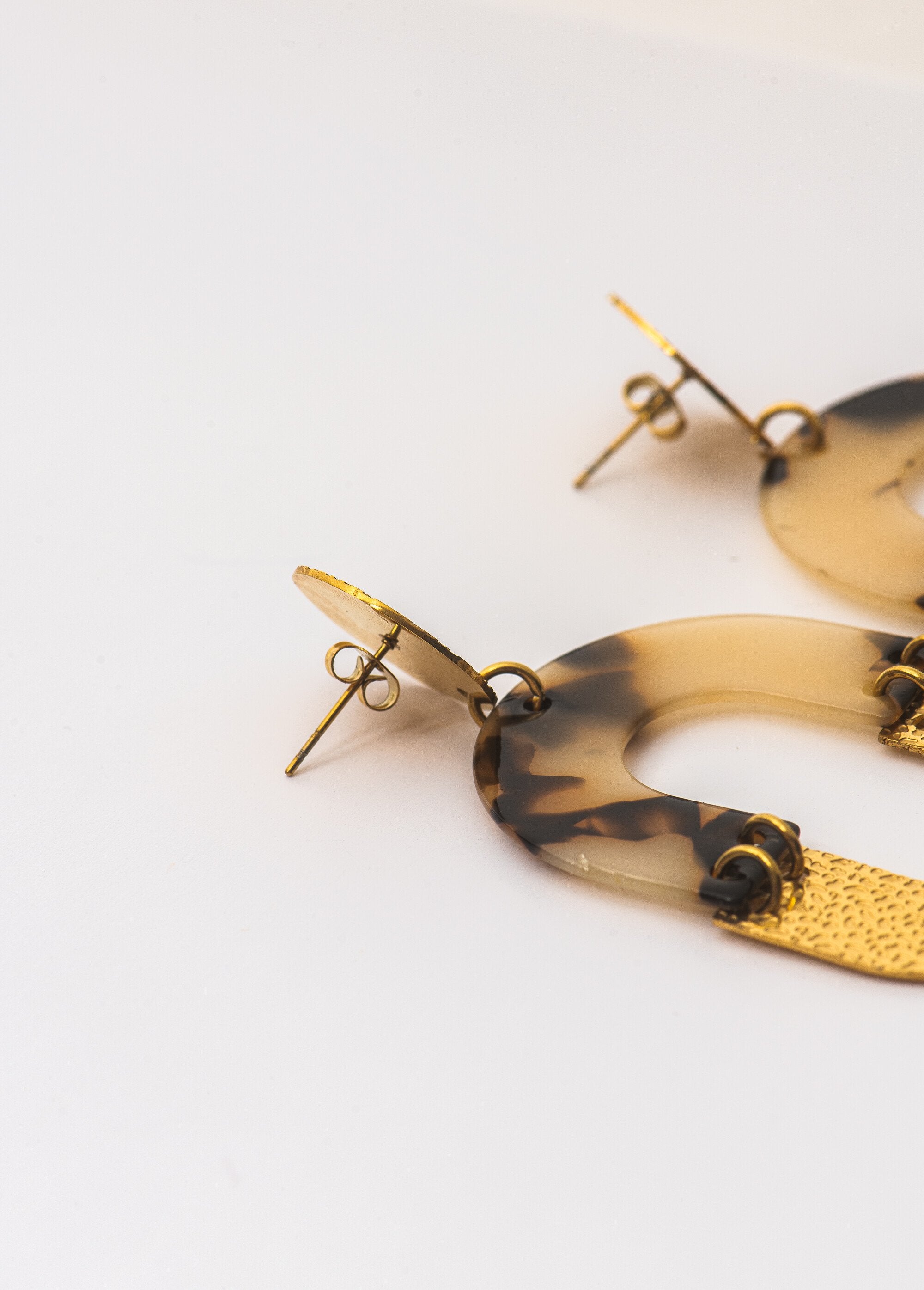 Pendientes_de_acero_con_diseño_gráfico_de_carey_Dorado_y_beige_DE2_slim