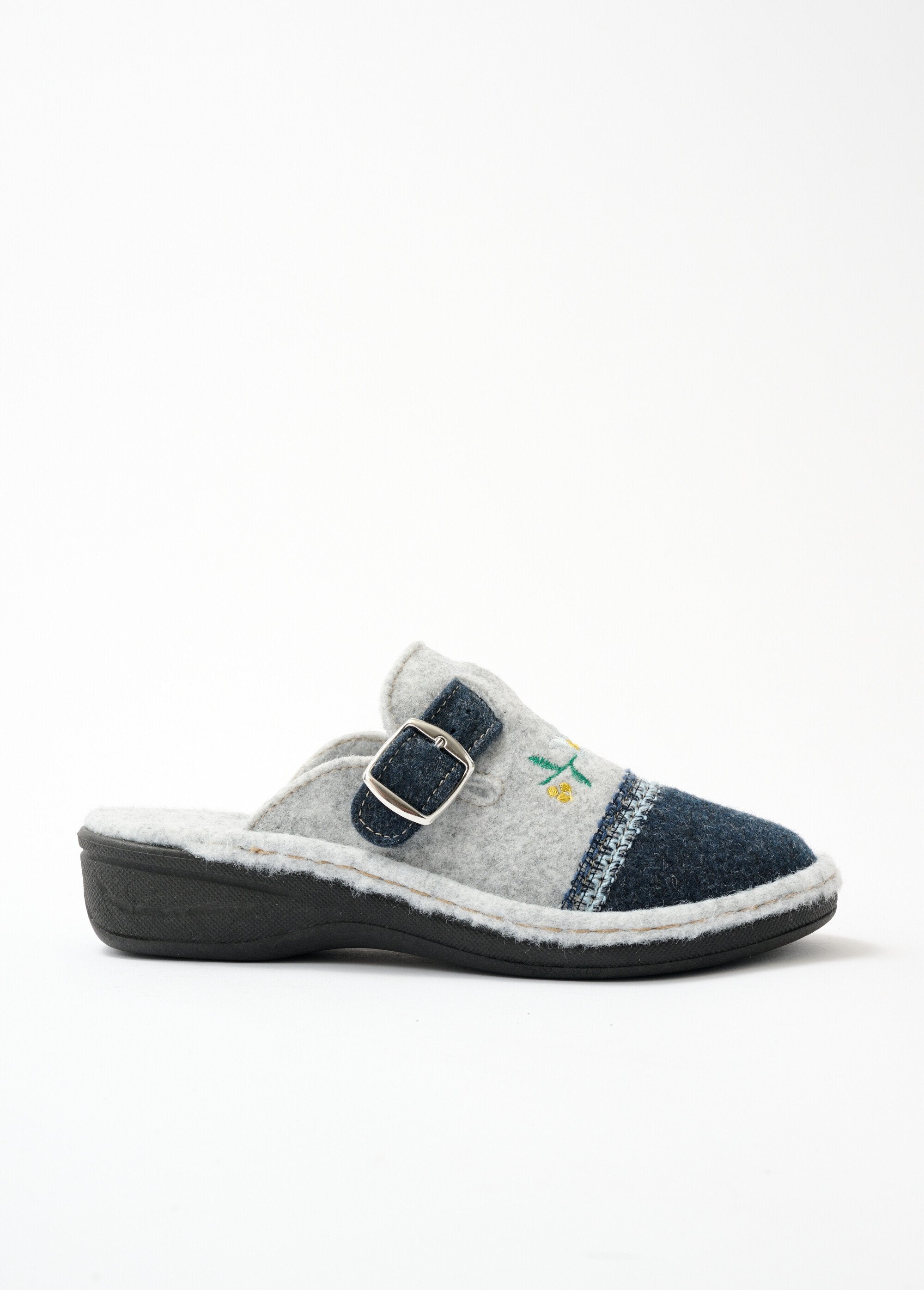 Pantuflas_tipo_mule_bordadas_de_ancho_cómodo_Gris_y_azul_marino_DR1_slim