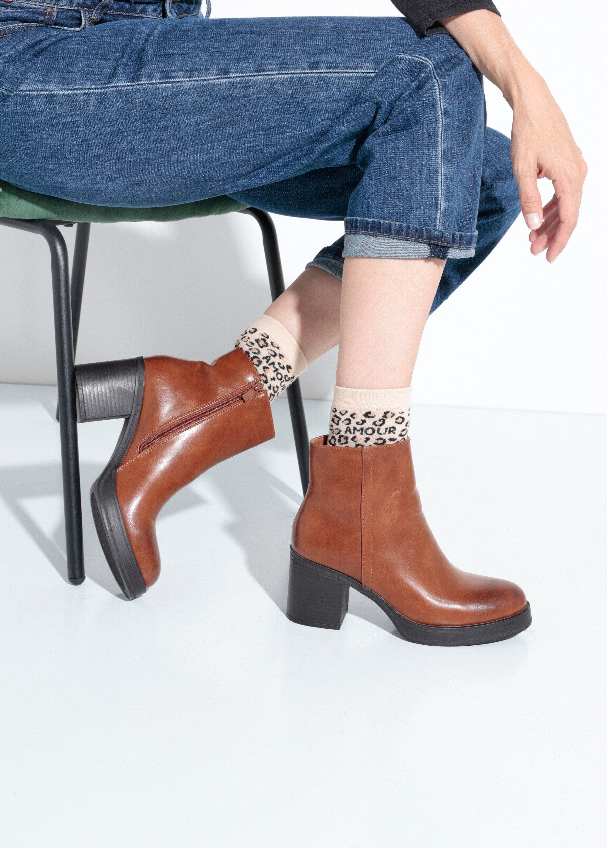 Botas_de_tacón_con_punta_redonda_y_suela_gruesa_camello_SF1_slim