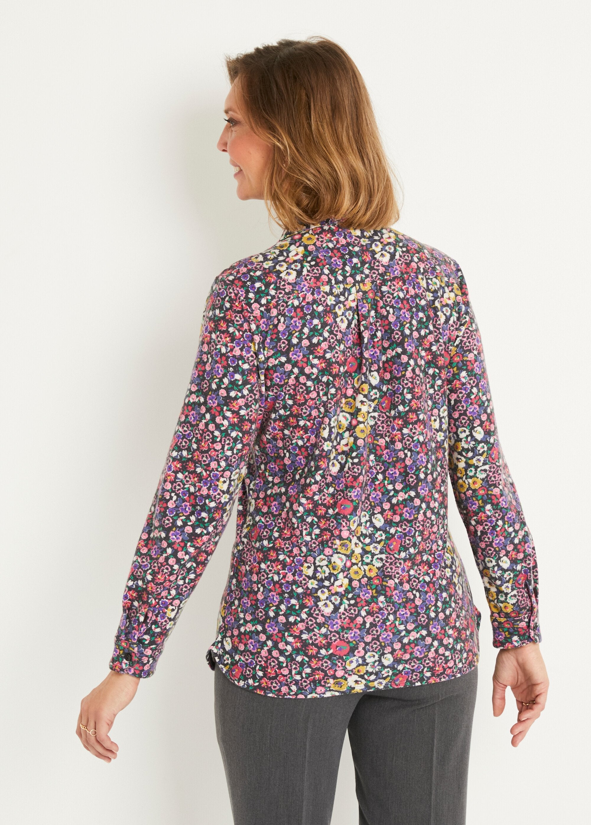 Blusa_larga_abotonada_de_cálido_punto_floral_Negro_y_rosa_DO1_slim