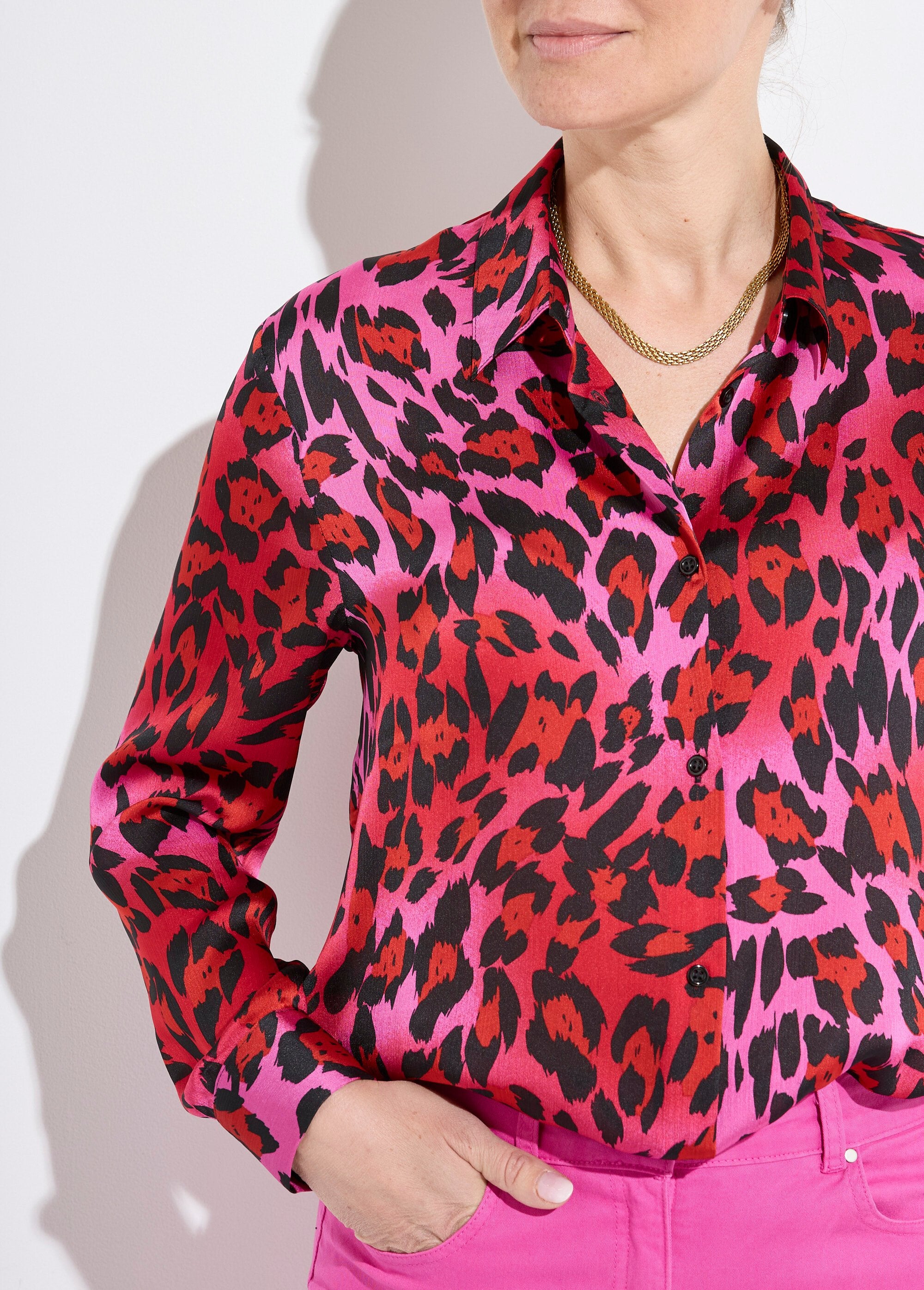 Blusa_de_satén_de_manga_larga_con_botones_Estampado_fucsia_DE1_slim