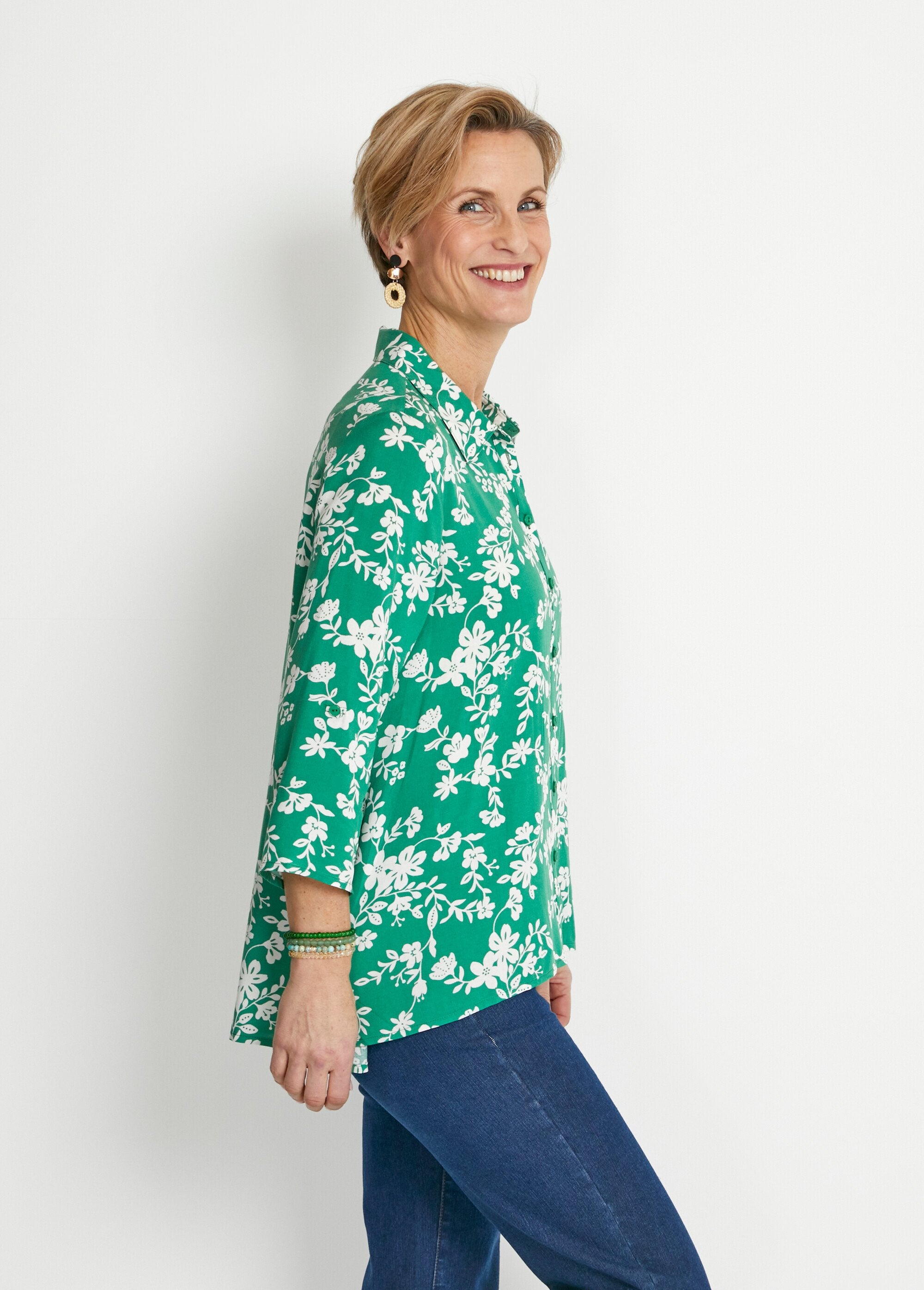 Blusa_estampada_con_mangas_3/4_y_espalda_más_larga._verde_y_blanco_DR1_slim