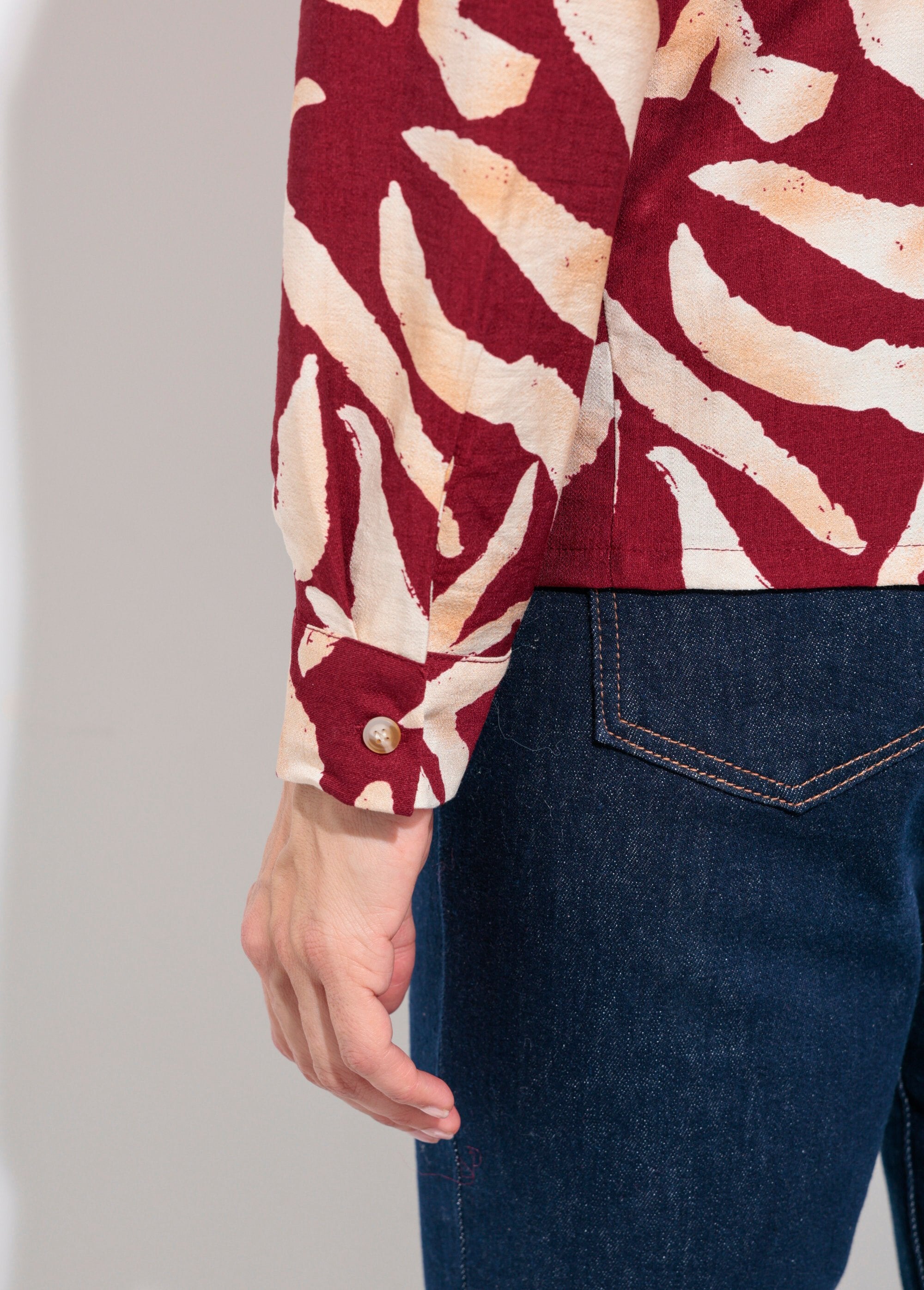 Blusa_con_estampado_gráfico_y_cuello_sastre_Burdeos_y_crudo_DE2_slim