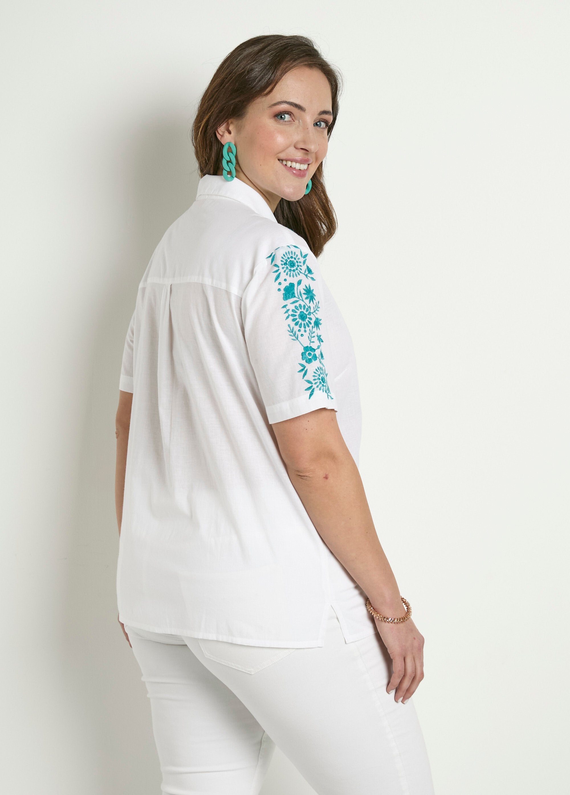 Blusa_larga_de_algodón_bordada_con_mangas_cortas_Azul_y_blanco_DO1_slim