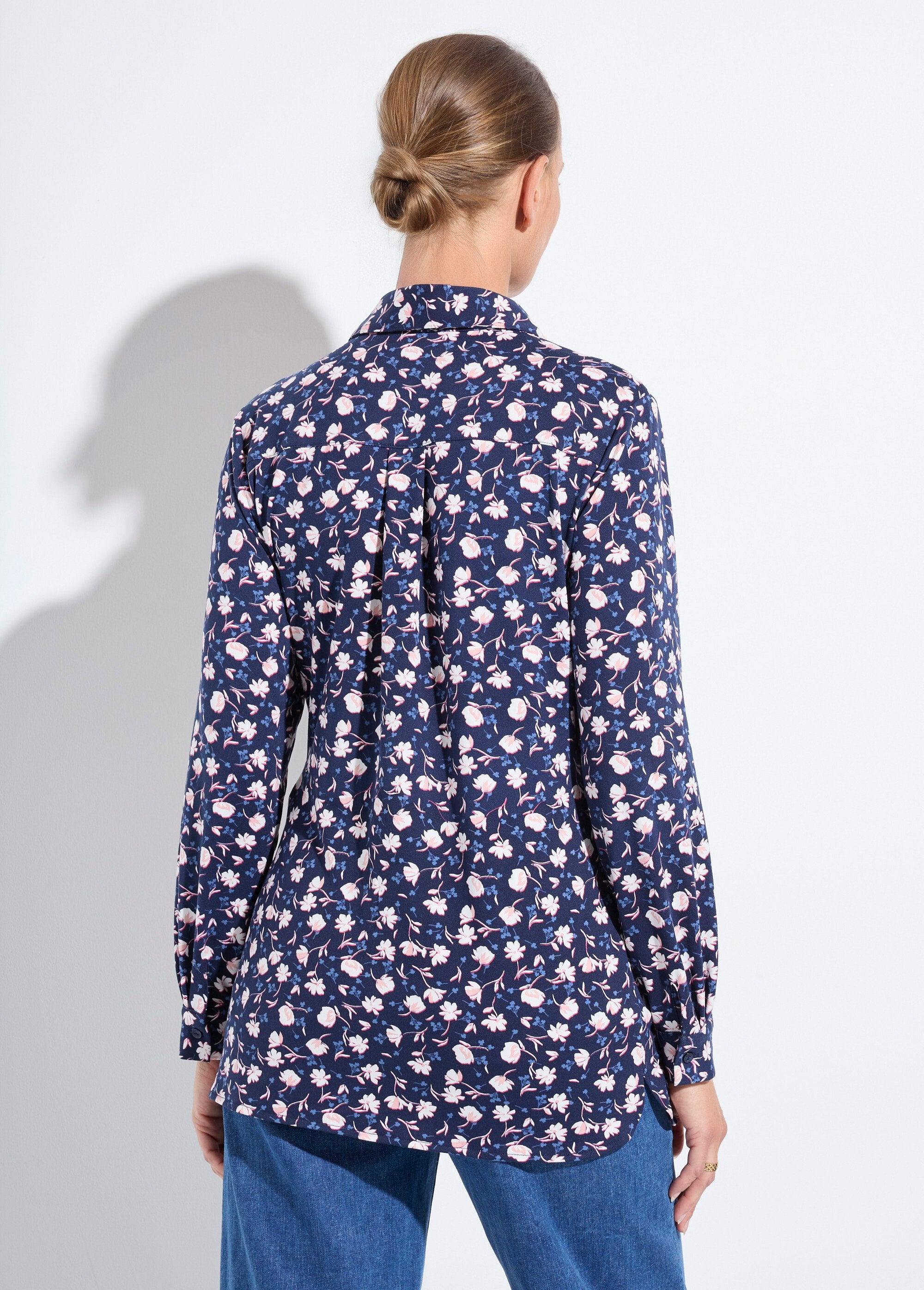 Blusa_de_punto_cálida_con_estampado_floral_azul_marino_y_blanco_DO1_slim