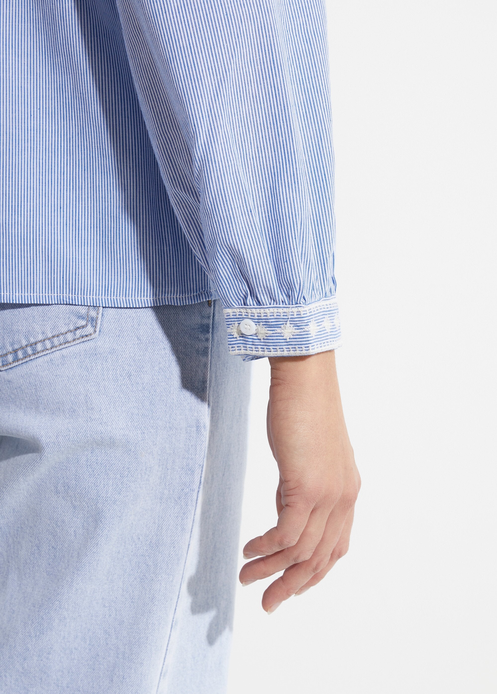 Blusa_de_rayas_con_cuello_redondo_y_bordado_Azul_DE3_slim