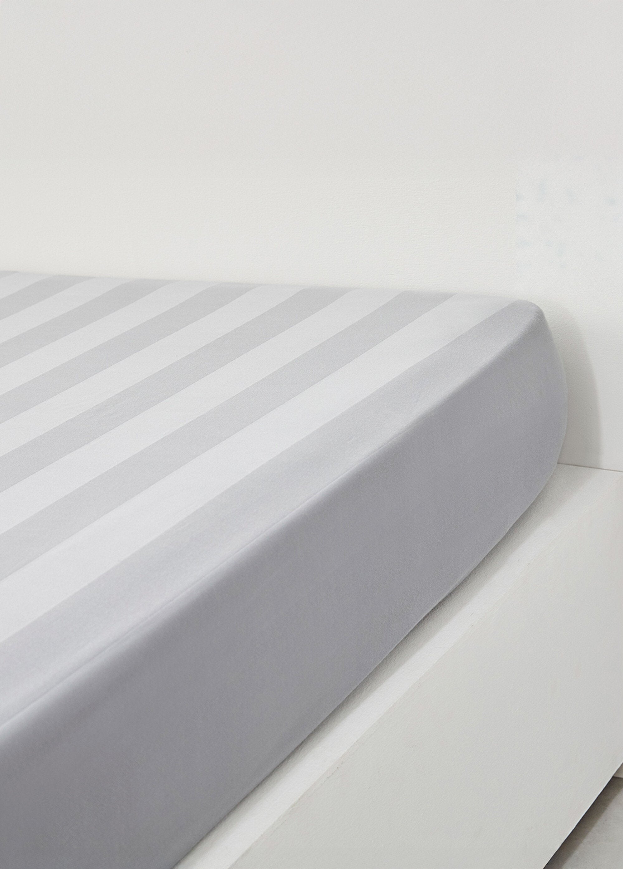 Sábana_bajera_de_satén_de_algodón_con_rayas_Gris_DE1_slim