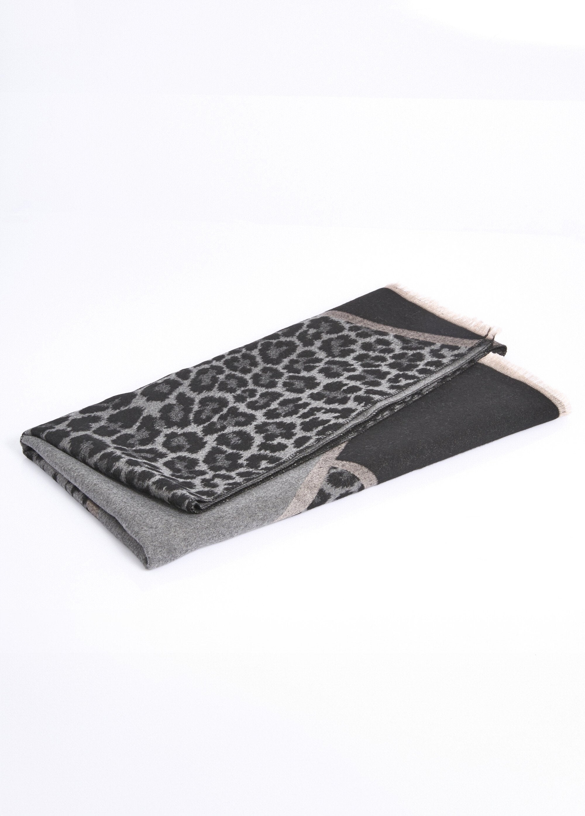 Bufanda_fina_con_temática_de_leopardo_y_pequeños_flecos_Negro_y_gris_DE1_slim