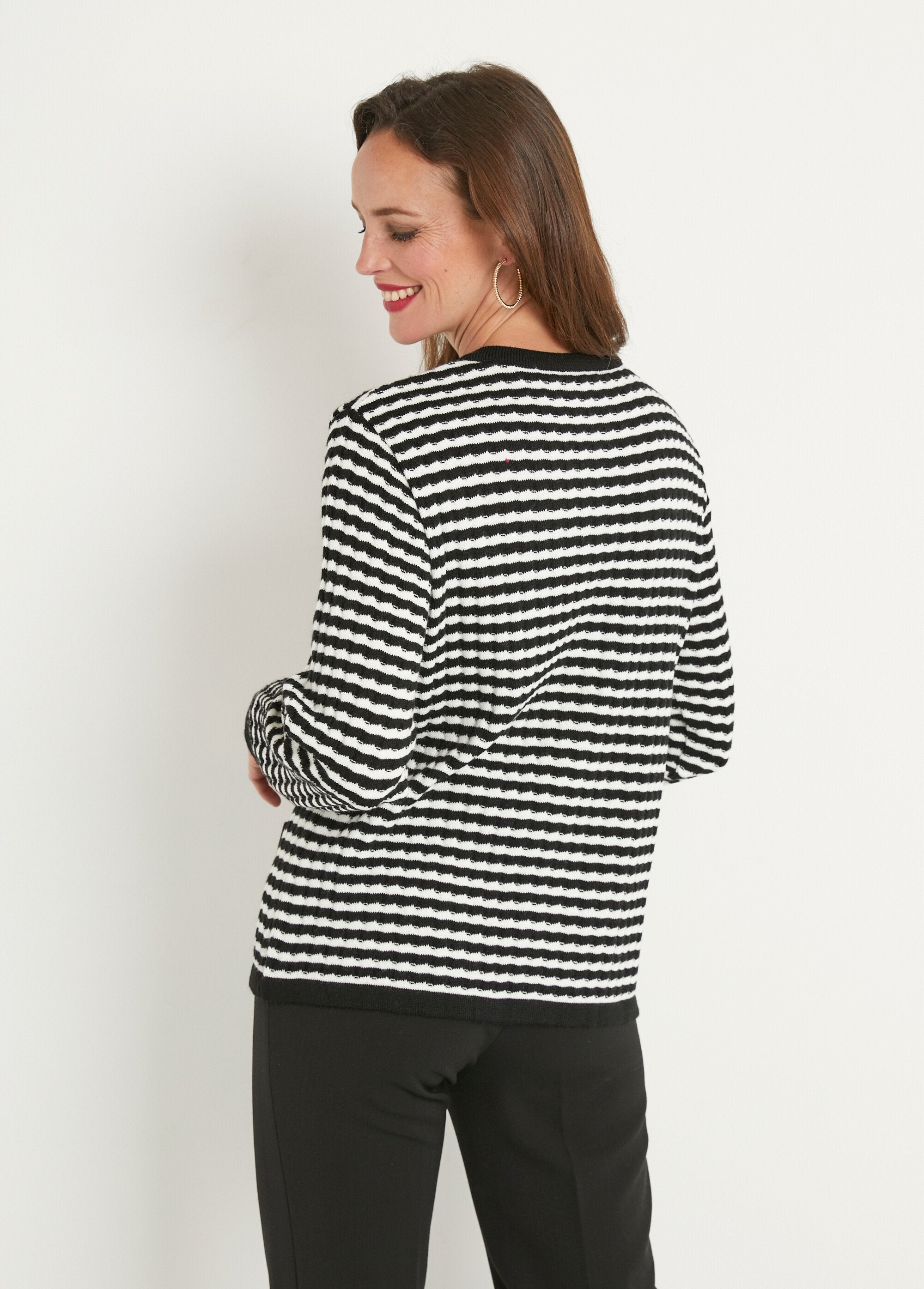 Cárdigan_abotonado_a_rayas_con_cuello_redondo_y_botones_dorados_Negro_y_crudo_DO1_slim