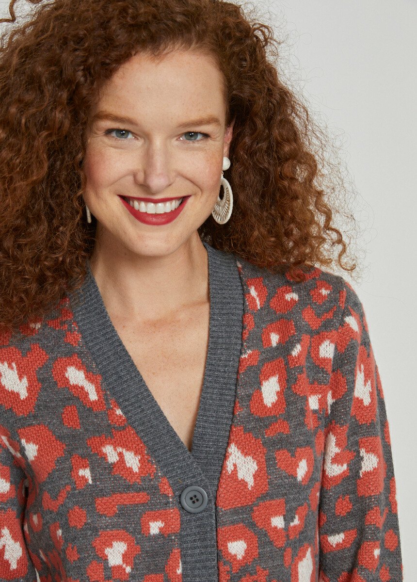 Cárdigan_corto_con_botones_en_jacquard_de_leopardo_Gris_y_terracota_DE1_slim