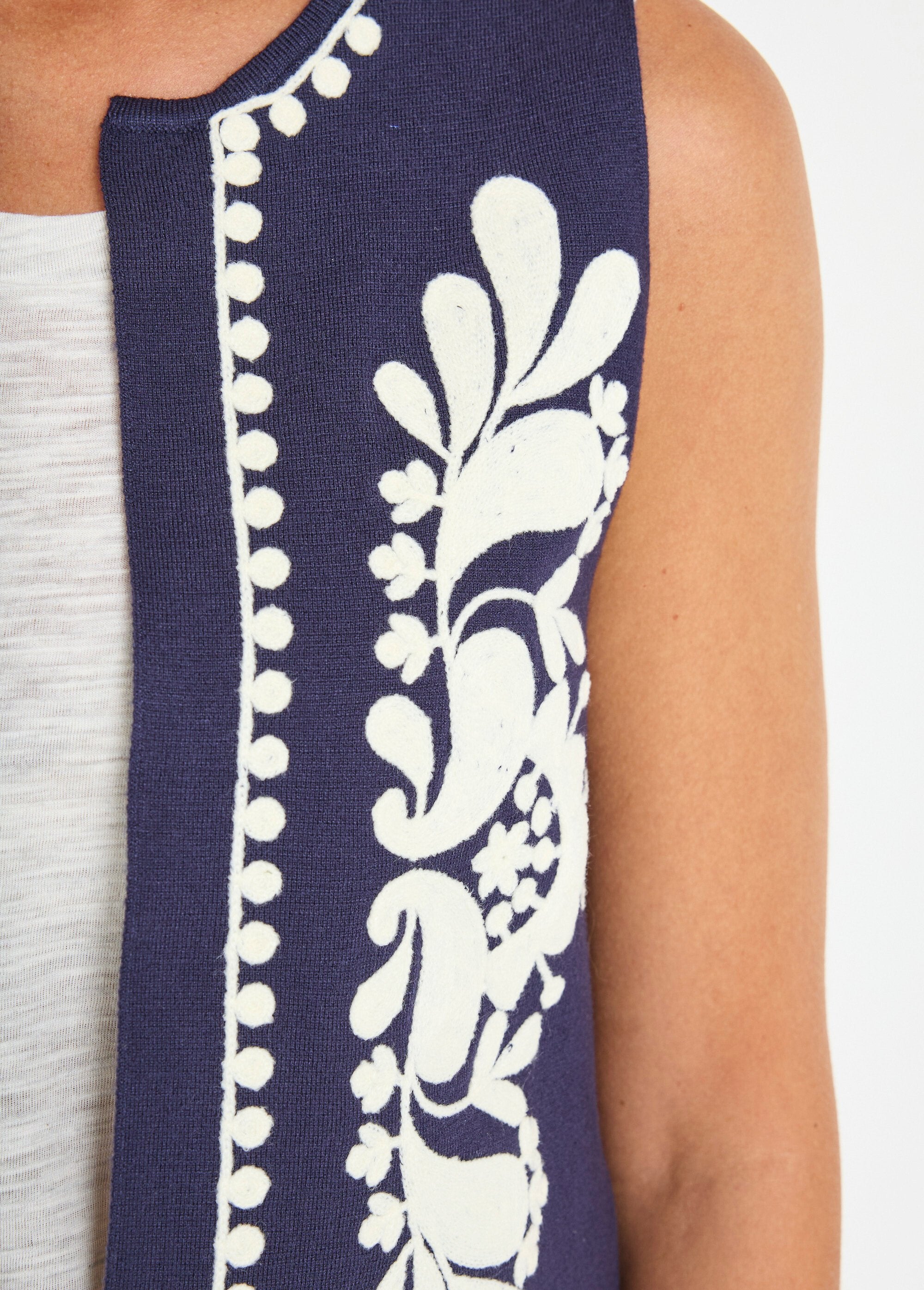 Chaleco_sin_mangas_de_punto_y_bordado_Marina_DE2_slim