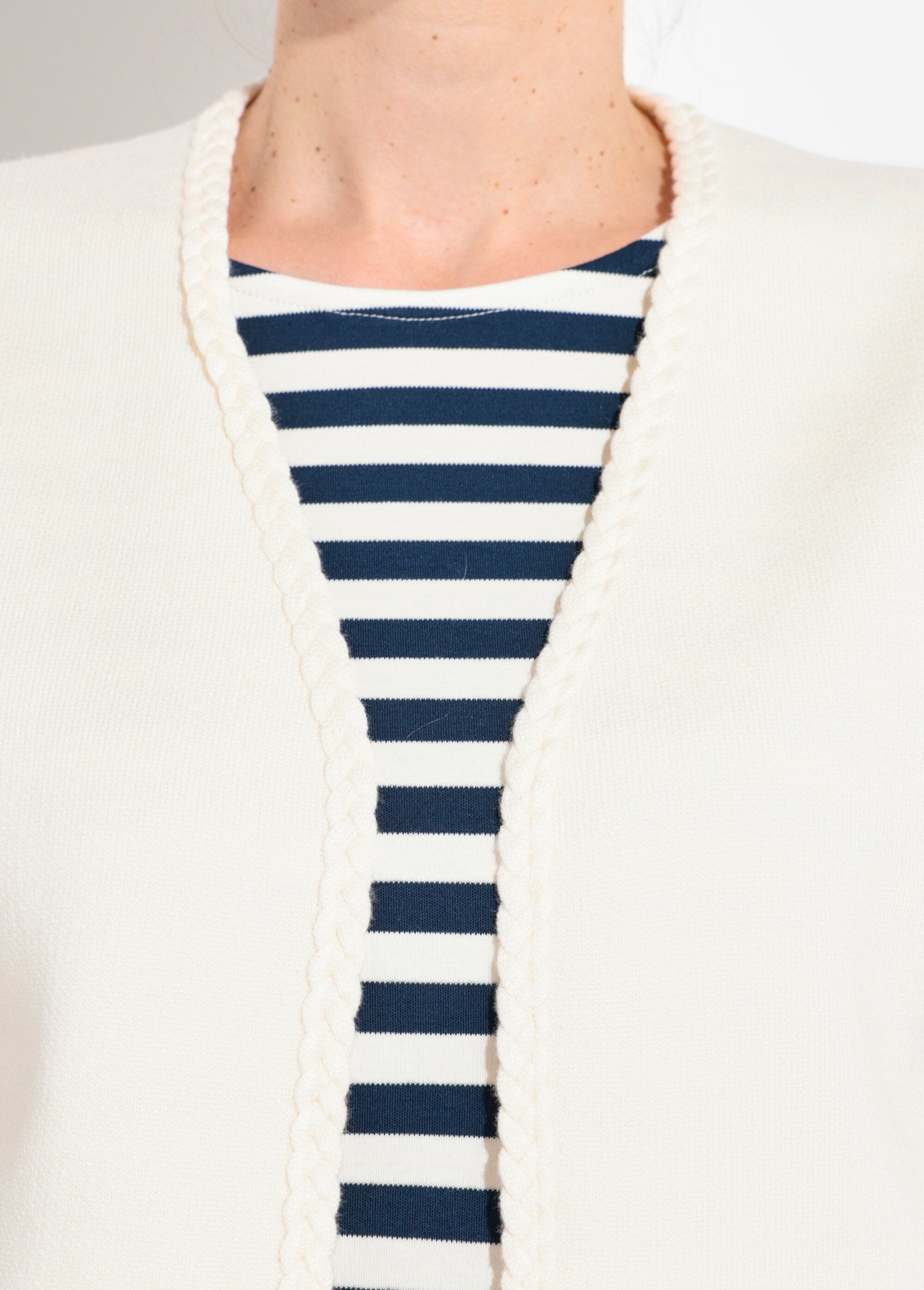 Chaleco_grueso_sin_mangas_con_detalles_trenzados._Beige_DE1_slim