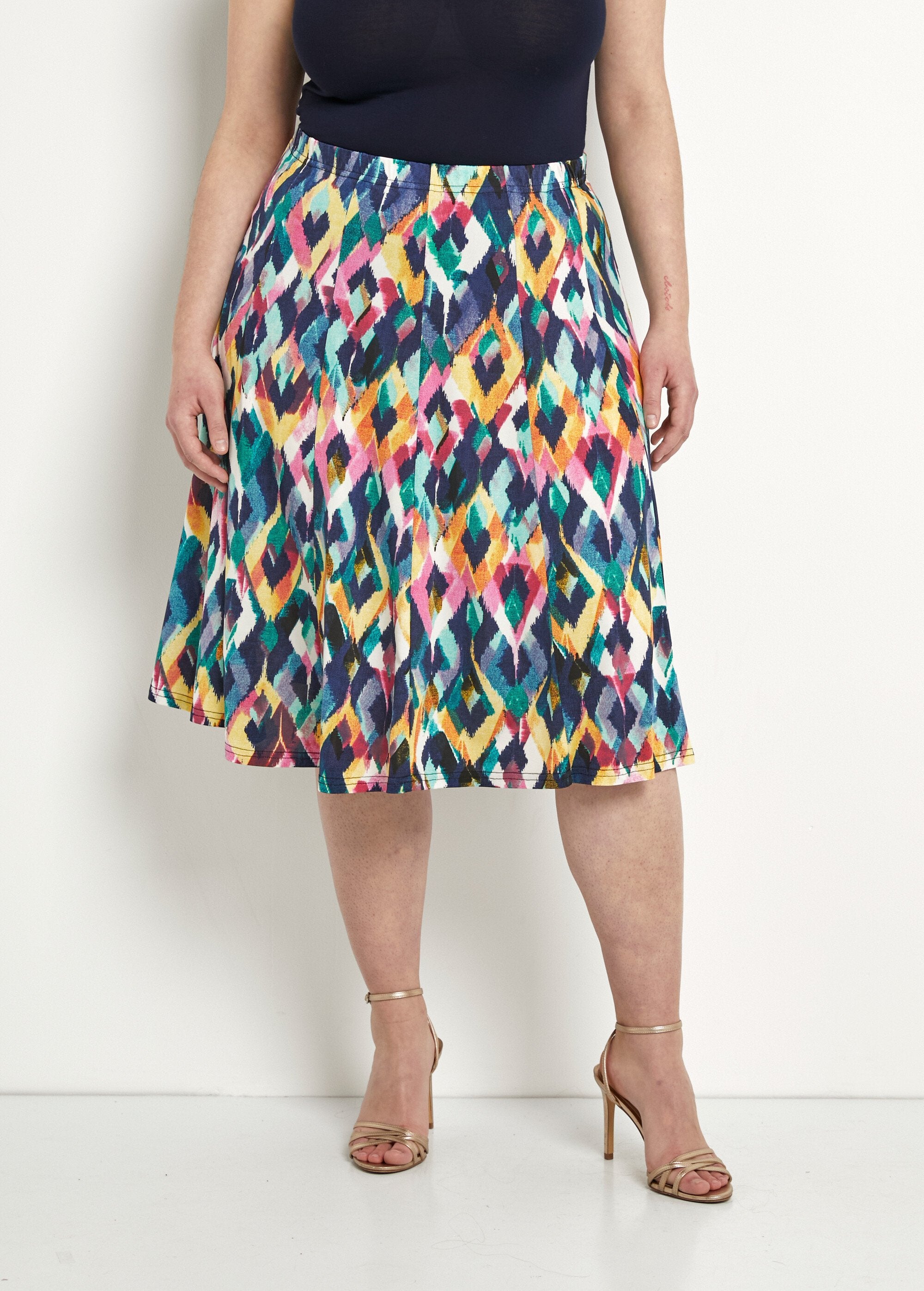 Falda_midi_evasé_estampada_Multicolor_FA1_curvy