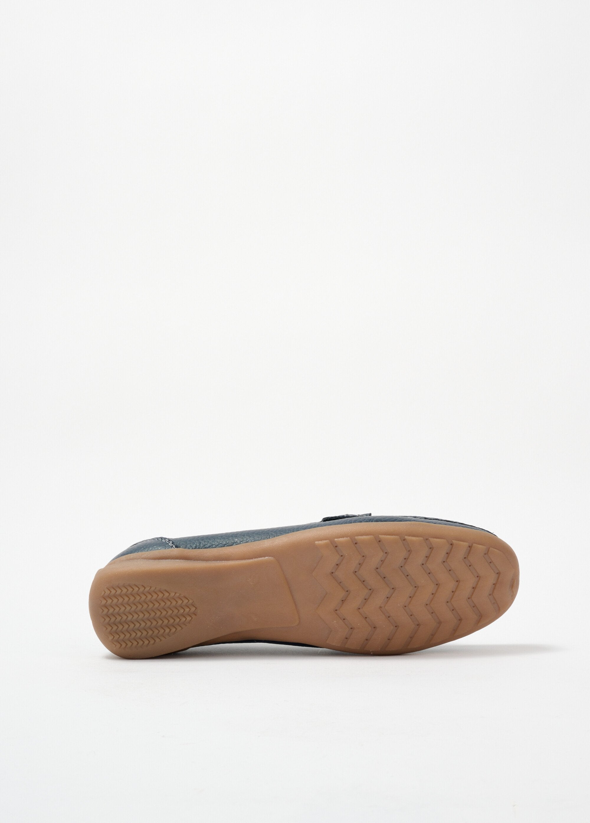 Mocasines_con_detalle_metálico_y_suela_antideslizante_Marina_UN1_slim