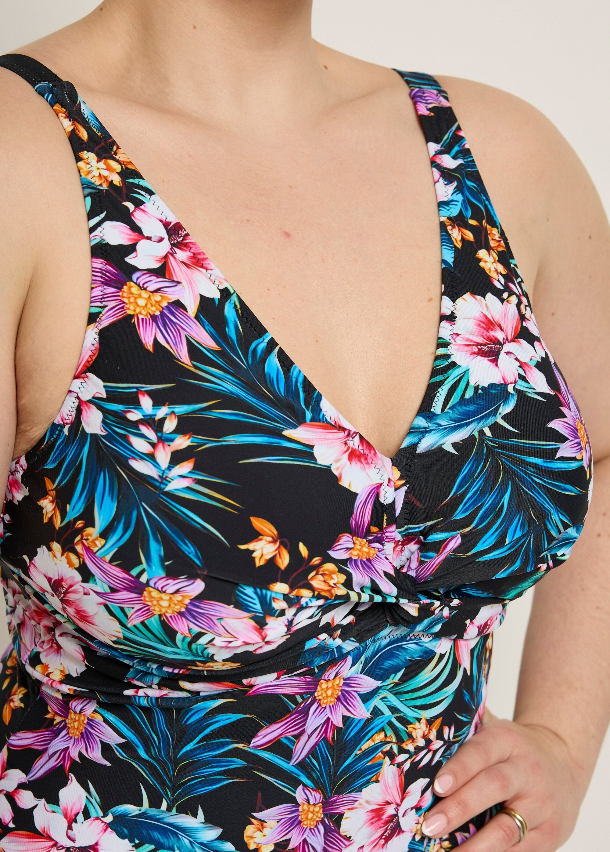 Traje_de_baño_exótico_de_una_pieza_drapeado_Estampados_negros_DE1_curvy