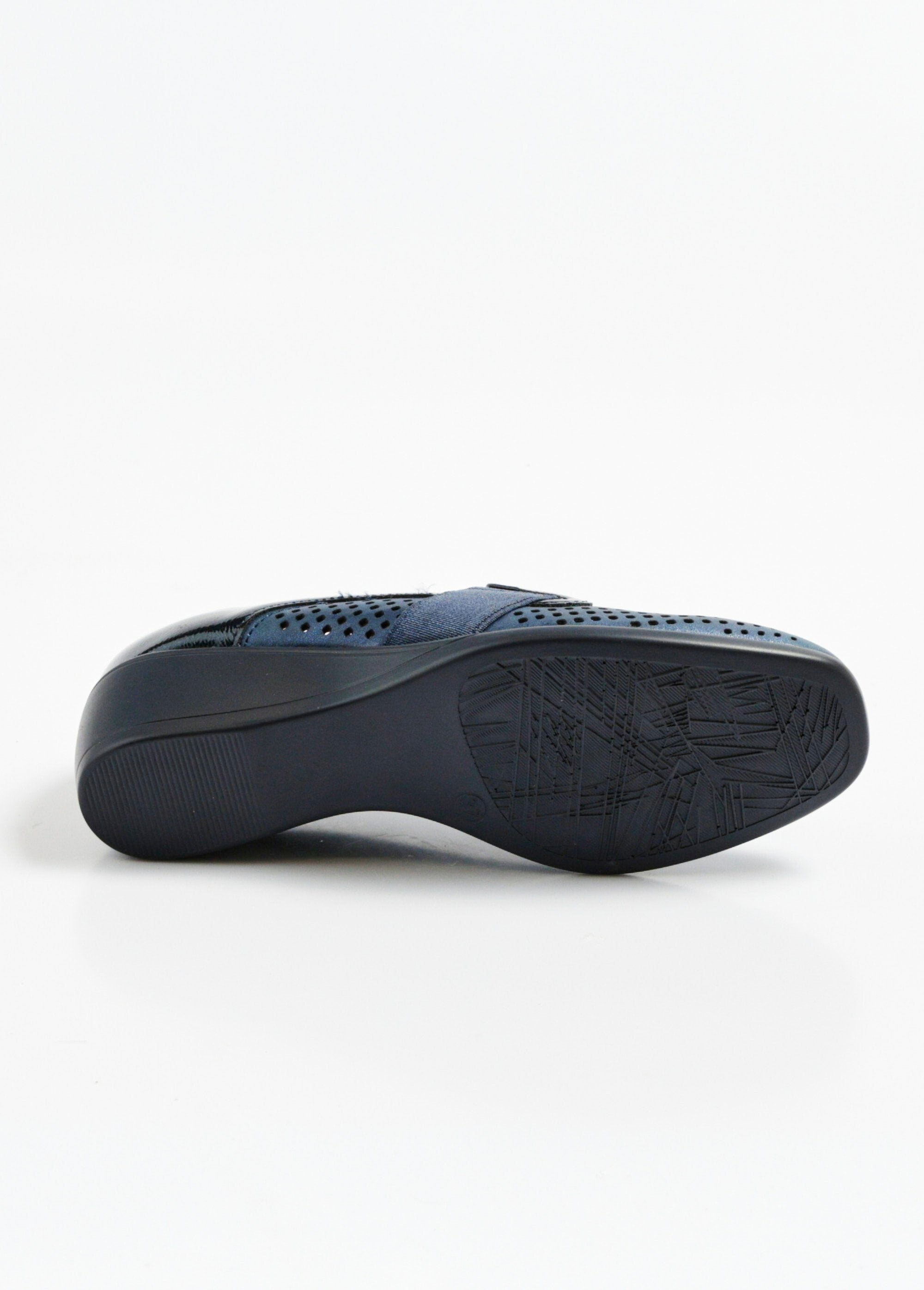 Mocasines_perforados_con_detalles_elegantes_Azul_UN1_slim