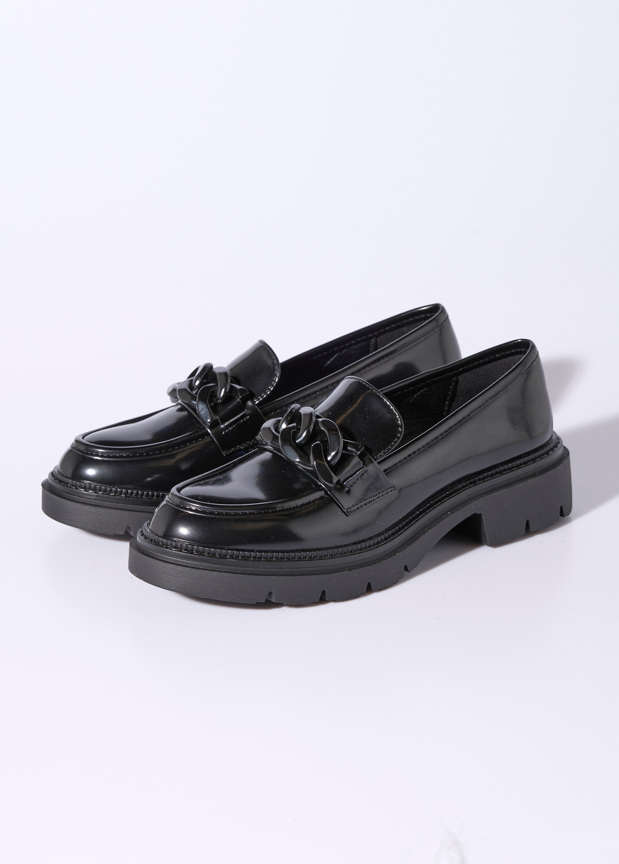 Mocasines_estilo_chunky_con_eslabones_metálicos_Negro_DE1_slim
