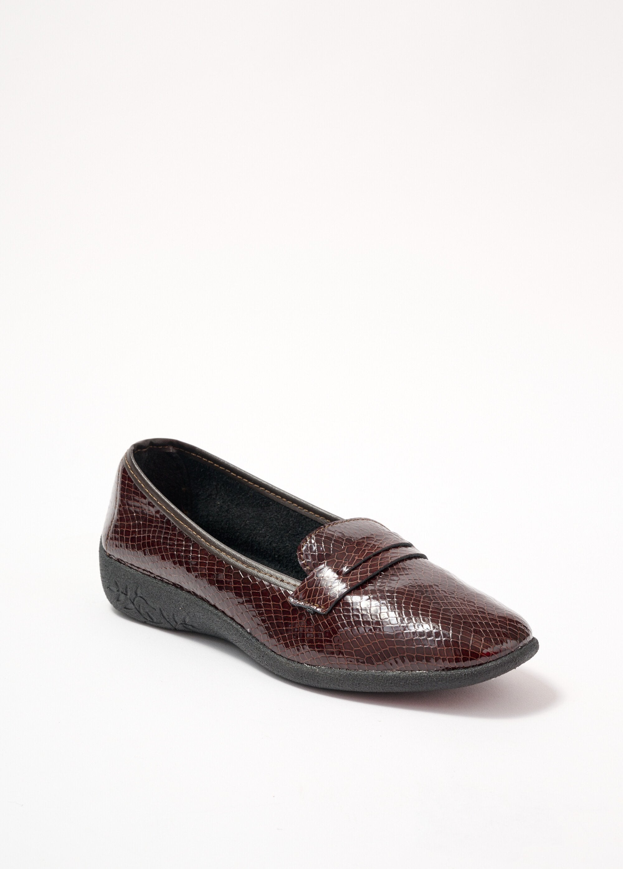 Mocasines_anchos_de_charol_efecto_cocodrilo_Castaño_FA1_slim