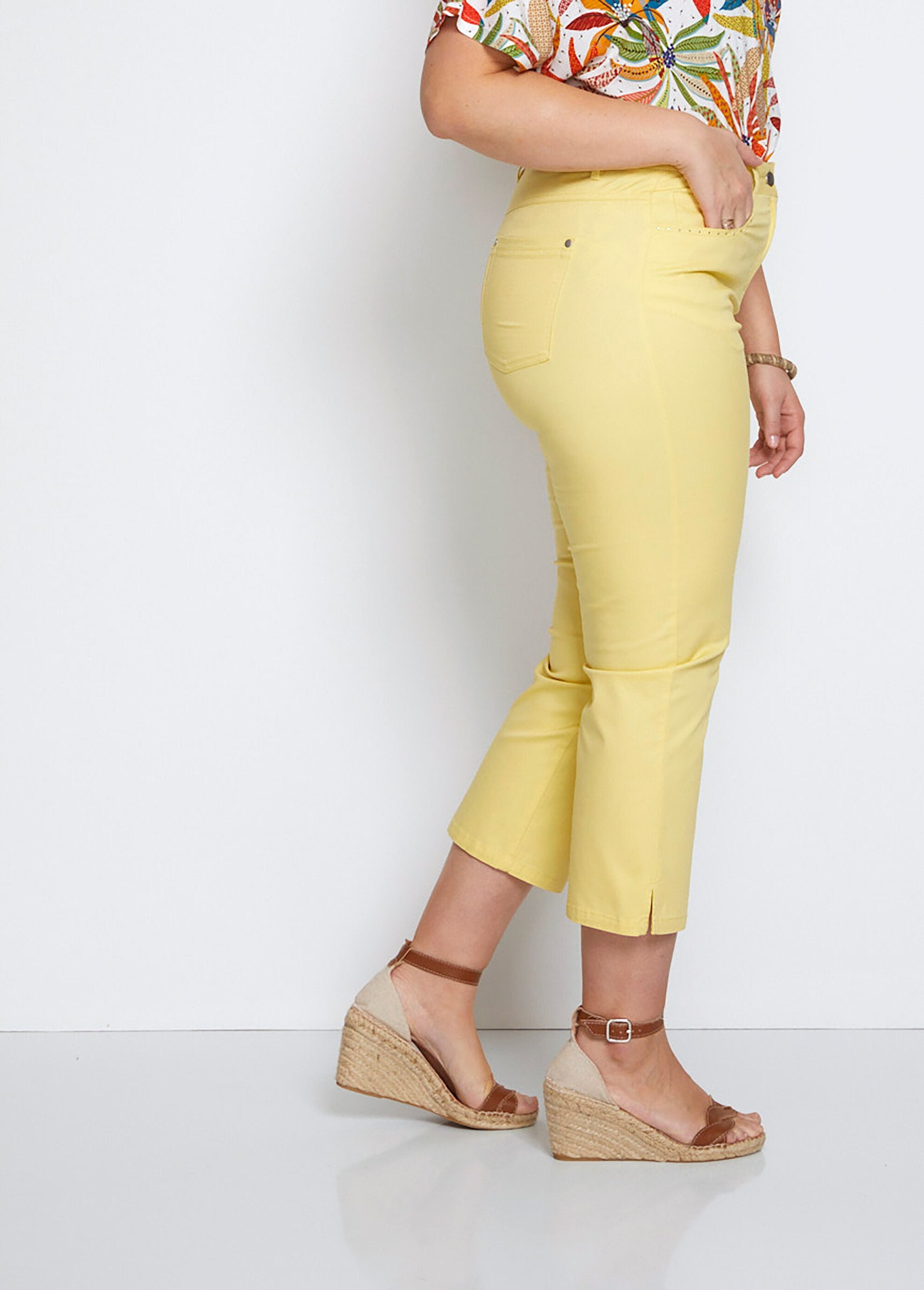 Pantalón_cropped_con_cinturón_elástico_y_5_bolsillos_AMARILLO_DR1_curvy