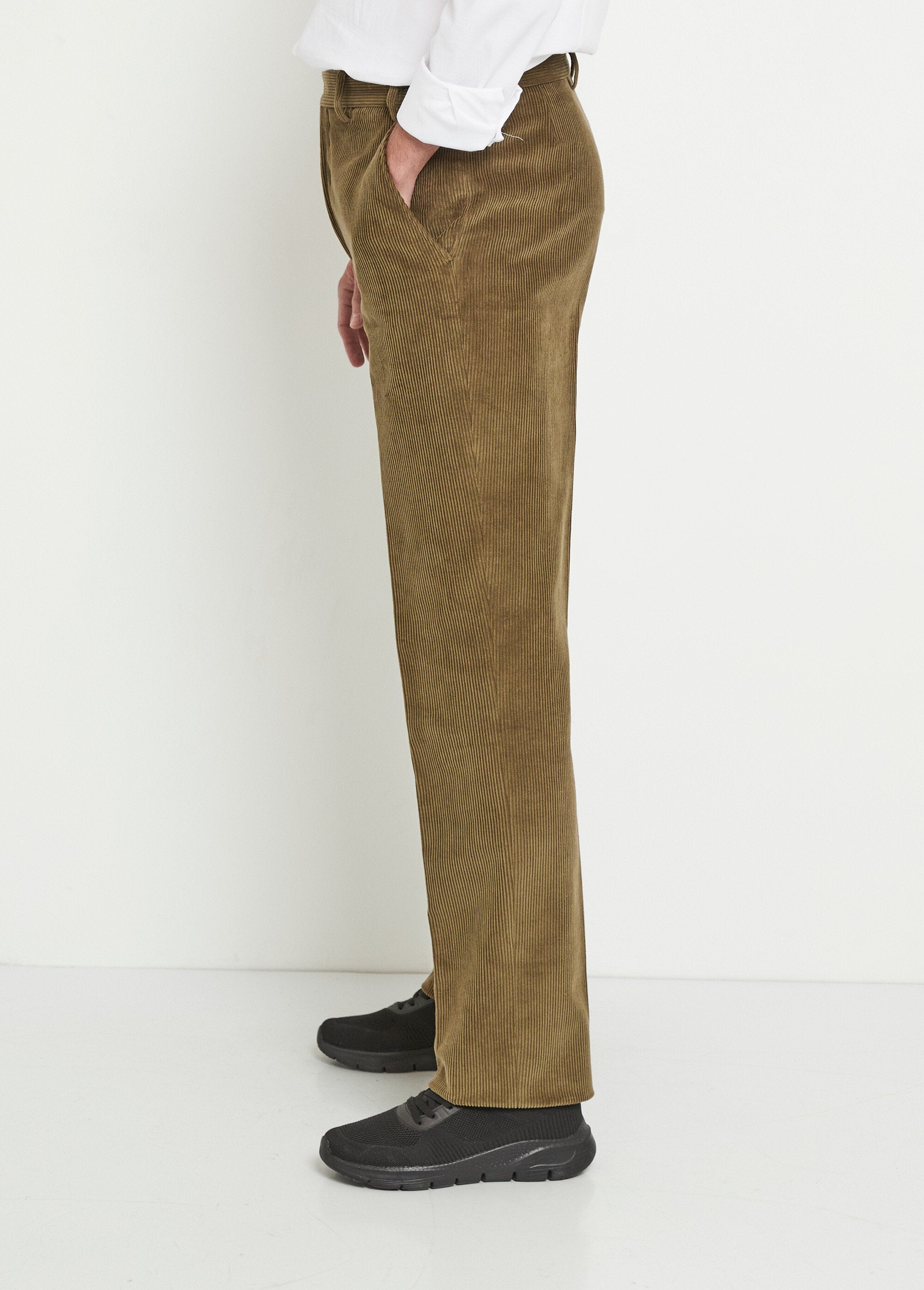 Pantalón_recto_con_cinturón_elástico_cómodo._Terciopelo_de_bronce_GA1_slim
