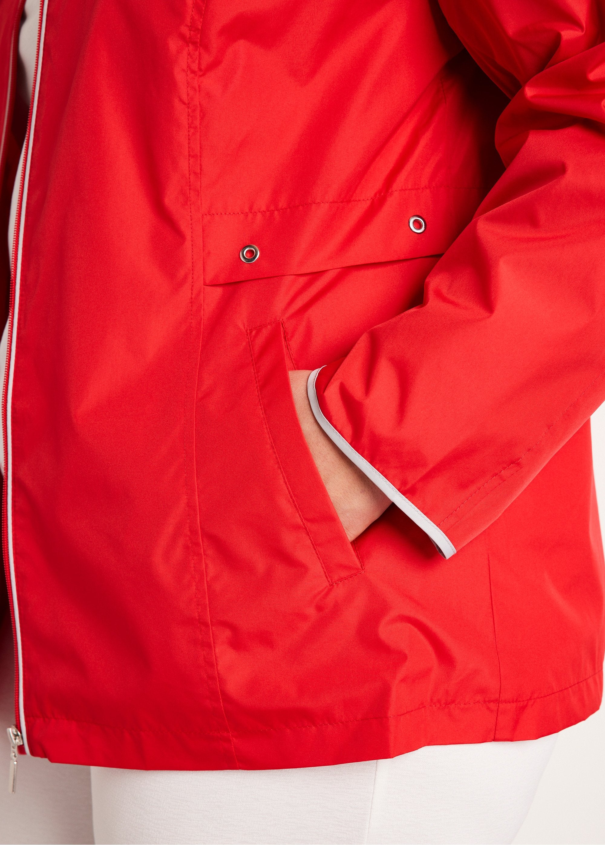 Parka_corta_ligera_con_cremallera_y_capucha_Rojo_DE2_curvy