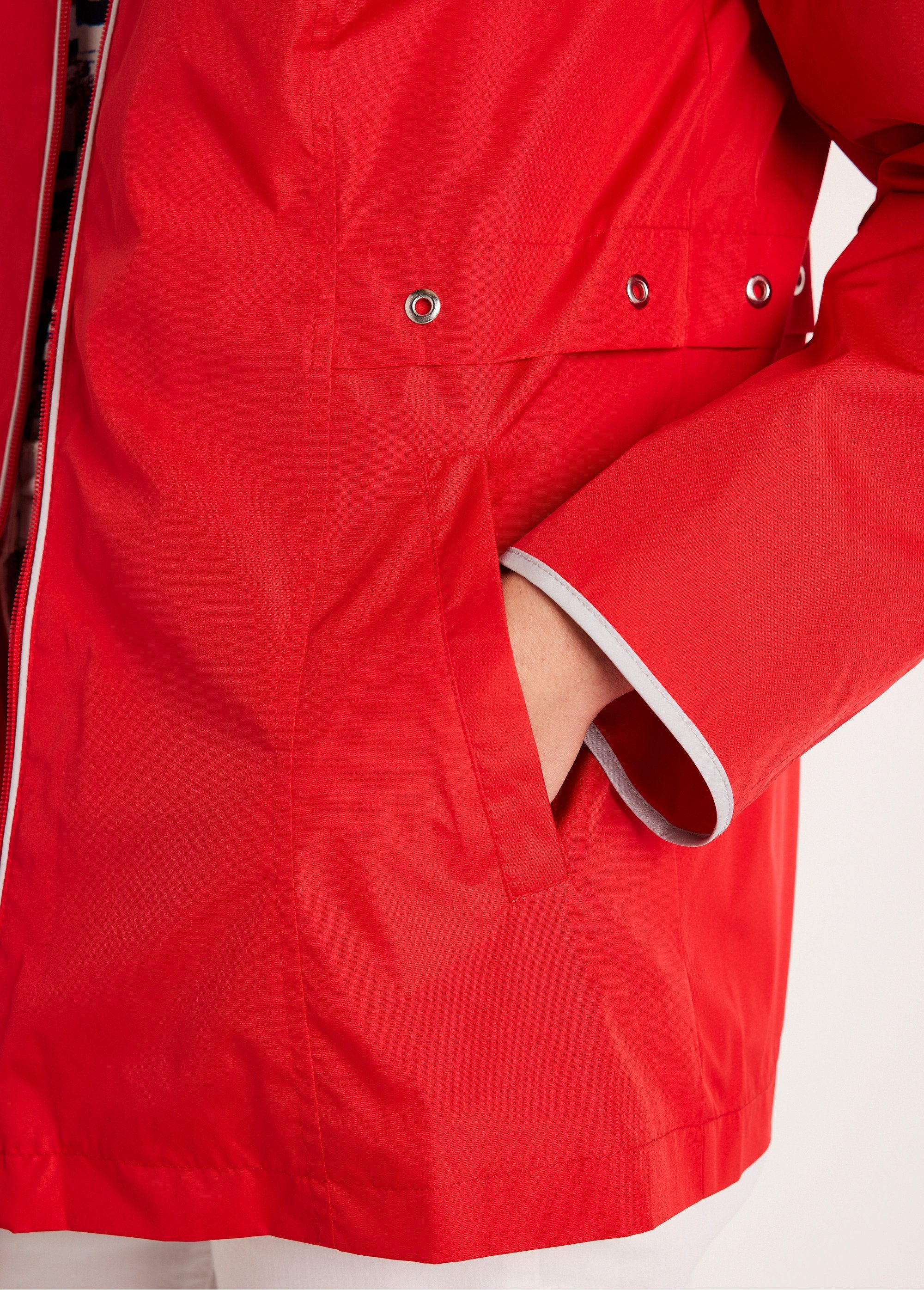 Parka_corta_ligera_con_cremallera_y_capucha_Rojo_DE2_slim