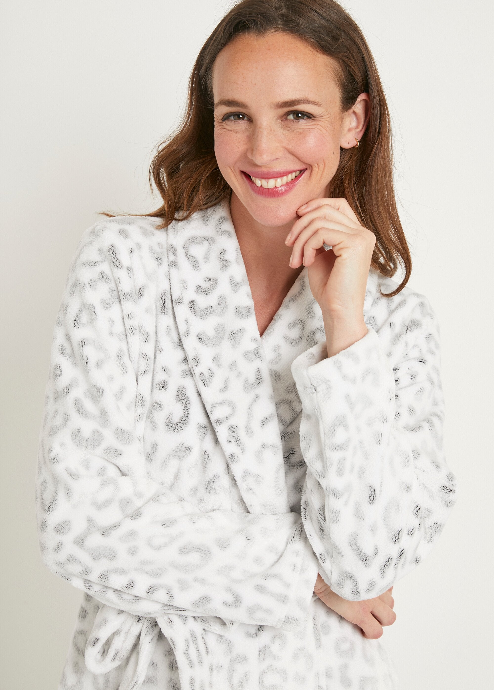 Cálido_albornoz_de_felpa_con_estampado_de_piel_de_animal_Blanco_y_gris_DE1_slim
