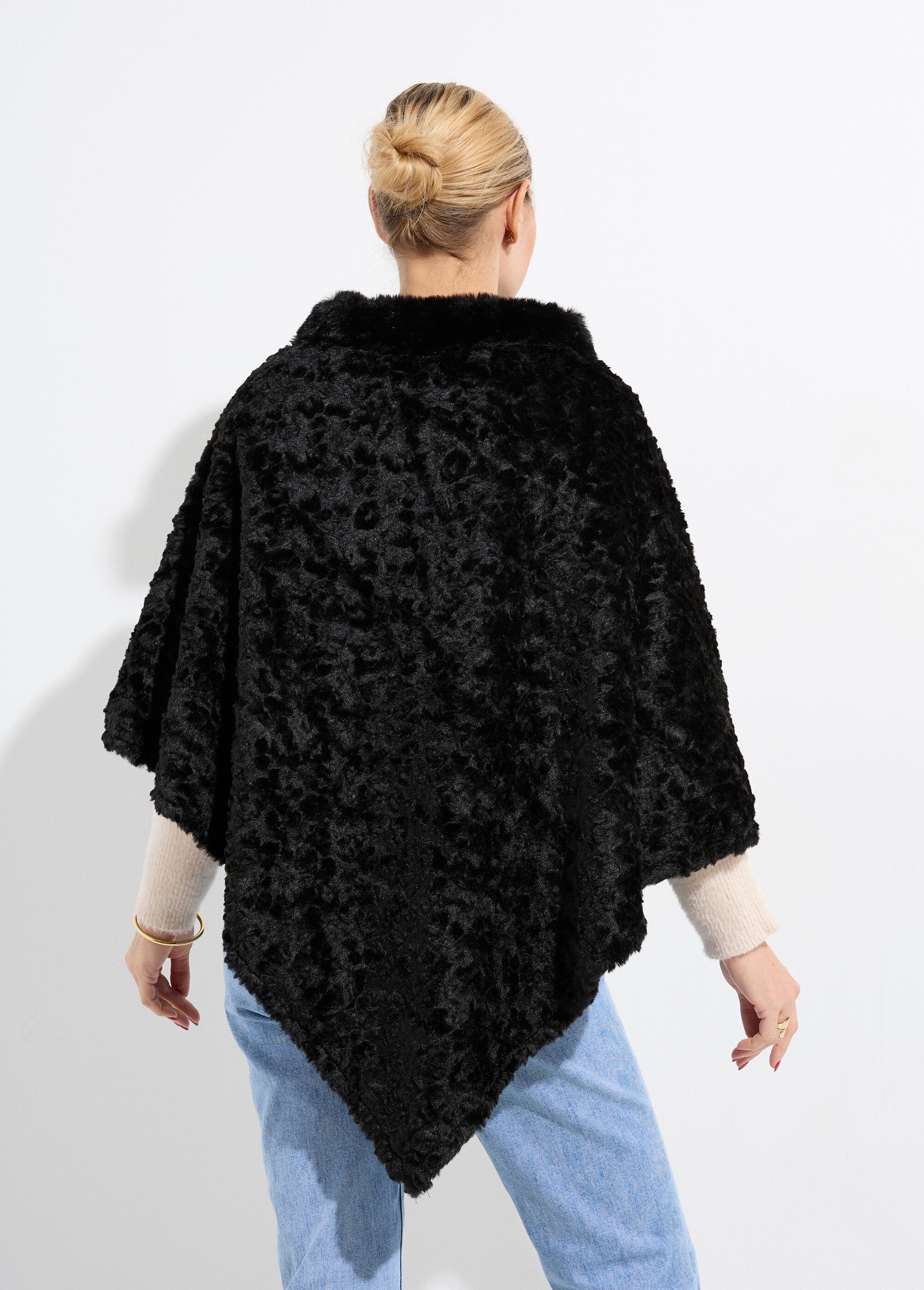 Poncho_de_cuello_alto_de_polar_estilo_sherpa_Negro_DO1_slim