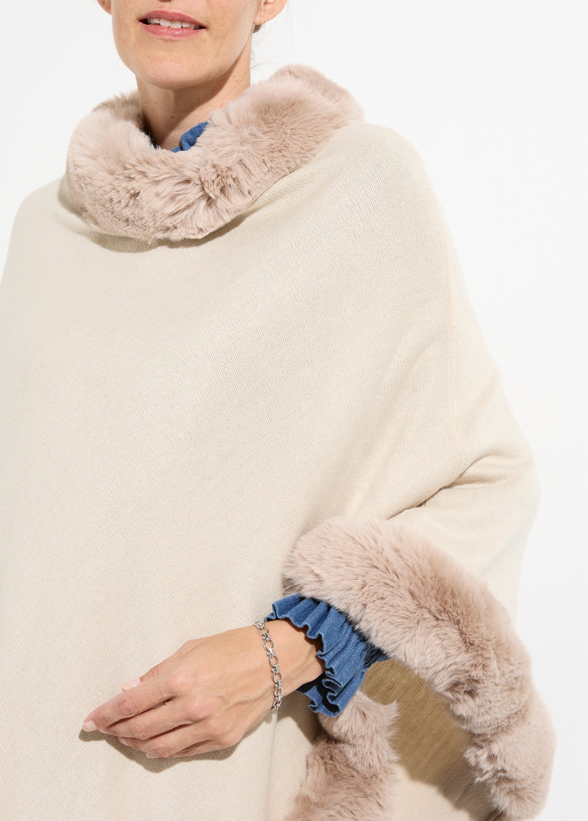 Suéter_tipo_capa,_ribete_de_piel_tono_sobre_tono_Crudo_DE1_slim