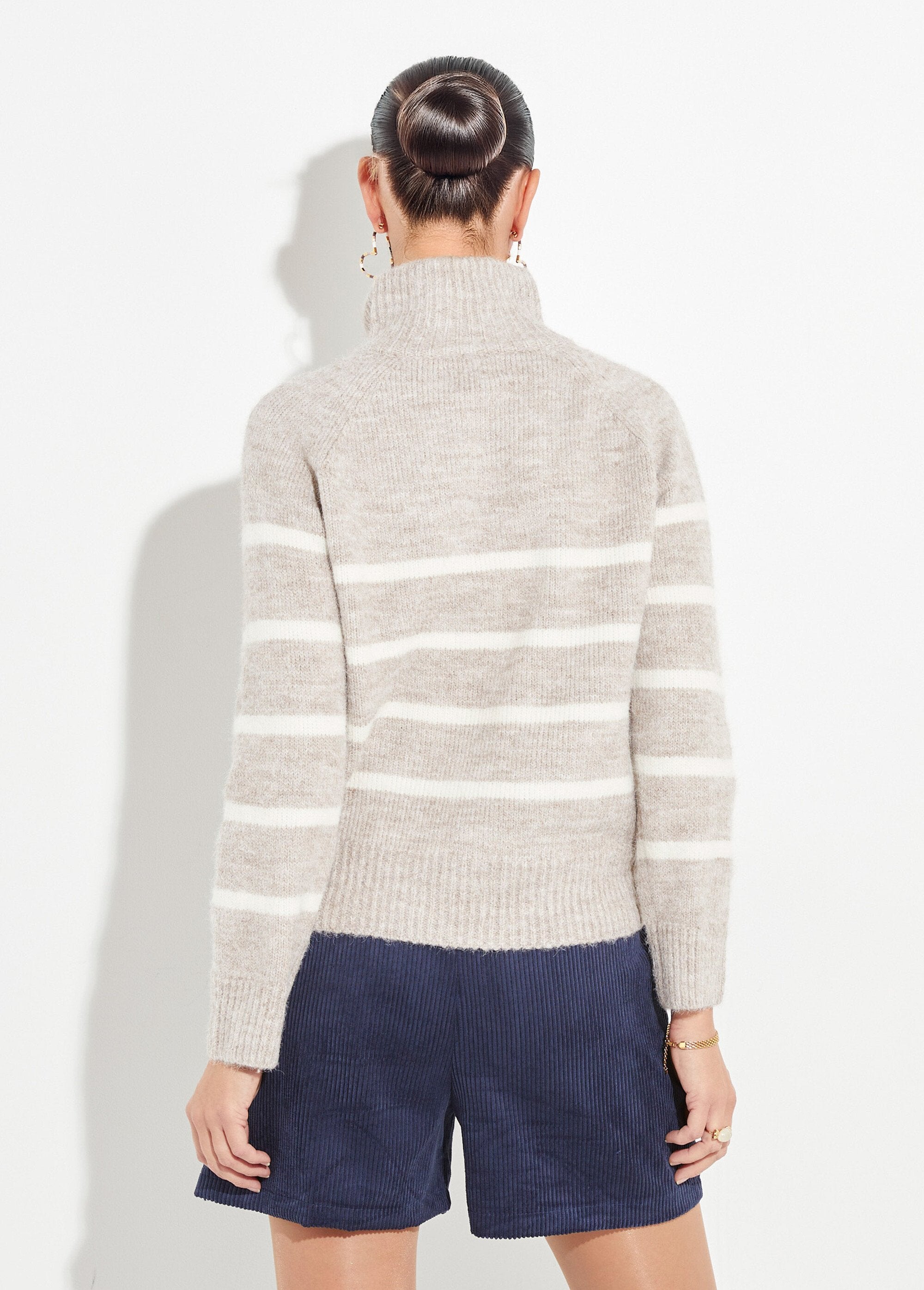 Suéter_cálido_de_rayas_con_cuello_alto_y_cremallera._Beige_DO1_slim