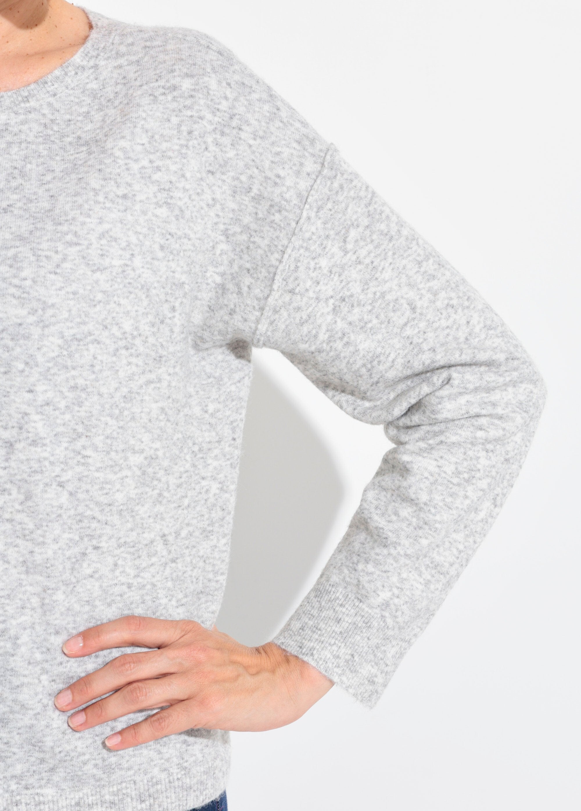 Suéter_cálido_de_cuello_redondo_con_lana._Gris_claro_DE2_slim