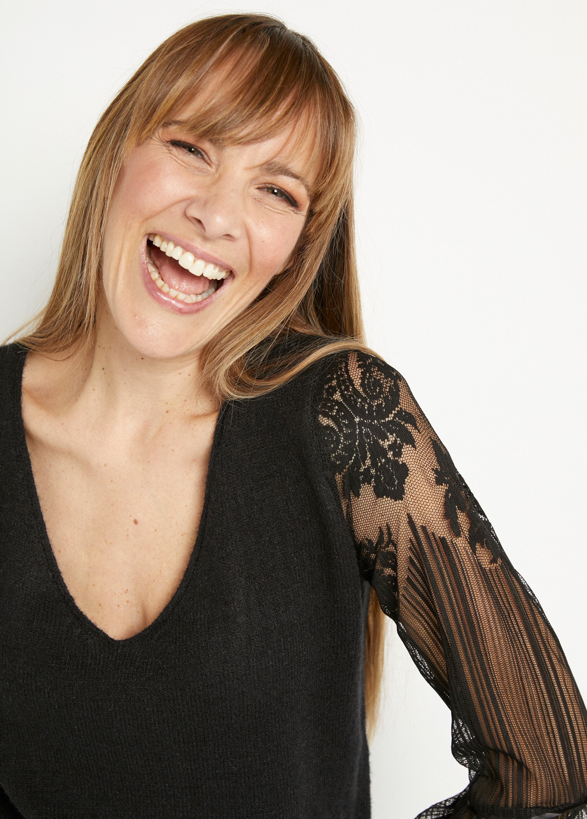 Jersey_con_cuello_de_pico_y_mangas_de_rejilla_y_encaje_Negro_DE1_slim