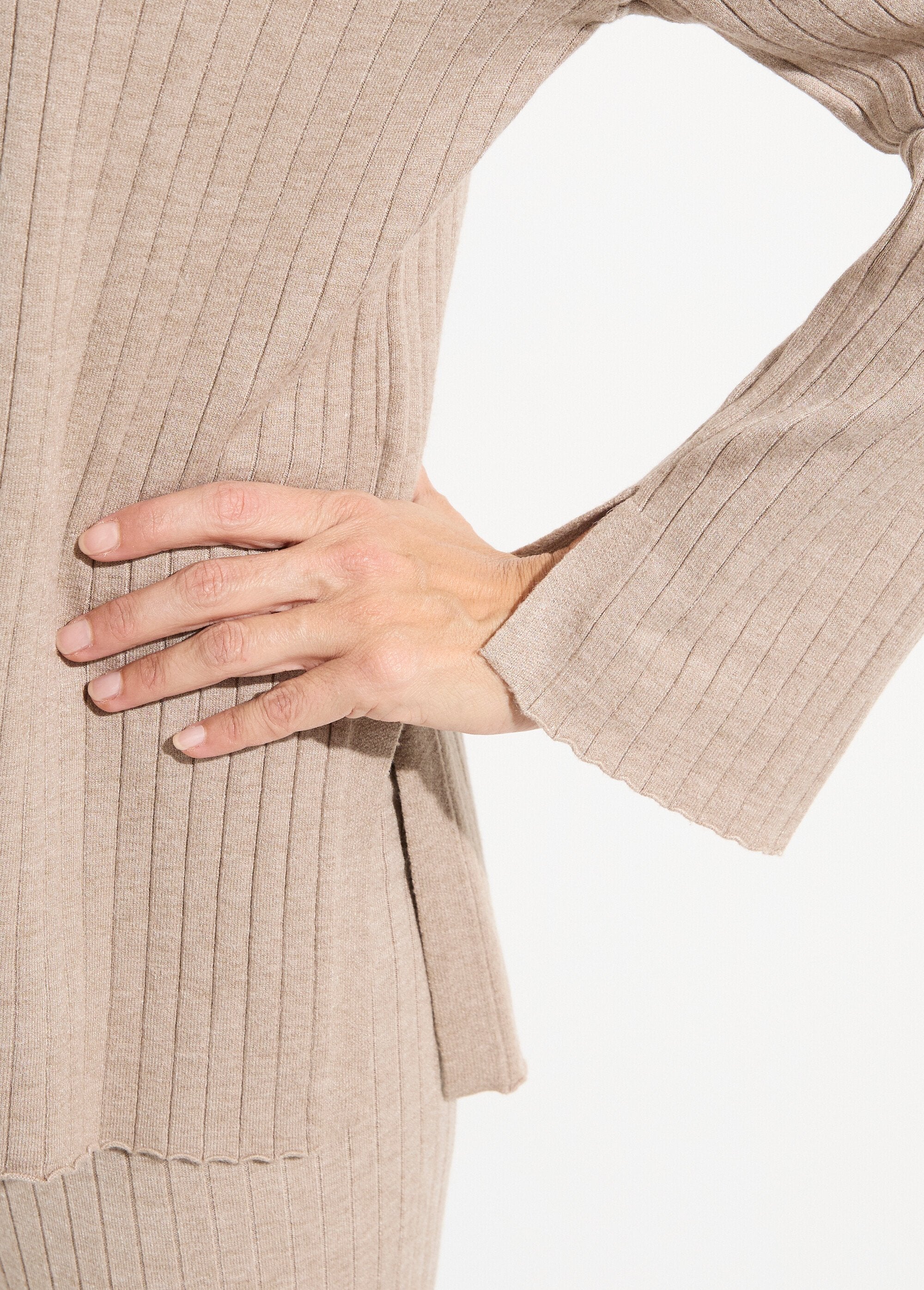 Suéter_cómodo_con_punto_de_canalé_plano_Beige_DE1_slim