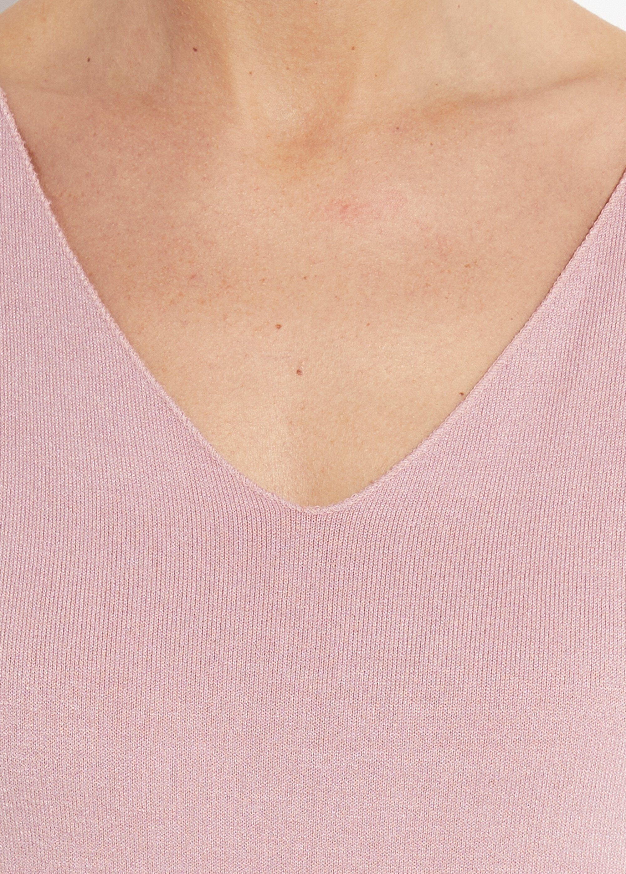 Pull_fin_avec_angora_et_laine,_col_V_Rose_DE2_slim