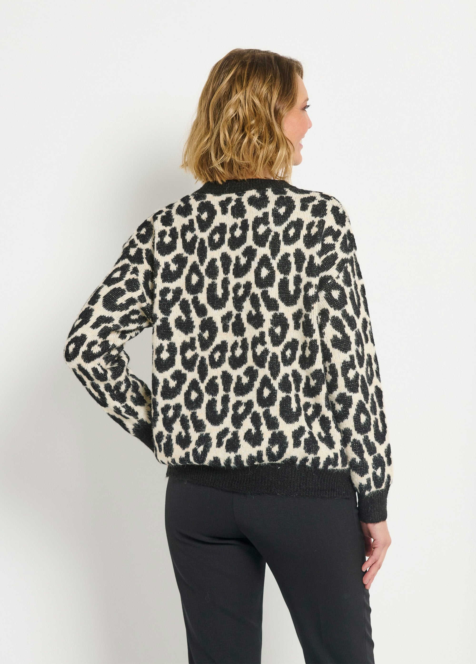 Cálido_jersey_de_leopardo_con_cuello_redondo_y_lana_Leopardo_DO1_slim