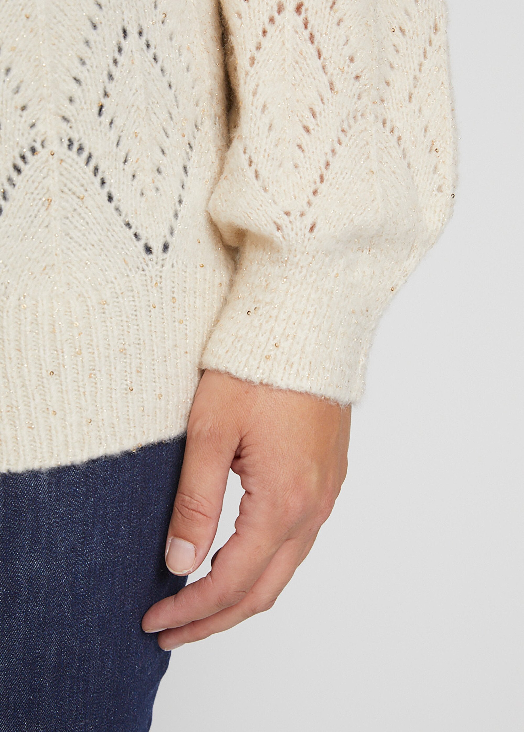 Suéter_de_punto_calado_brillante_con_cuello_redondo_Arena_DE2_curvy