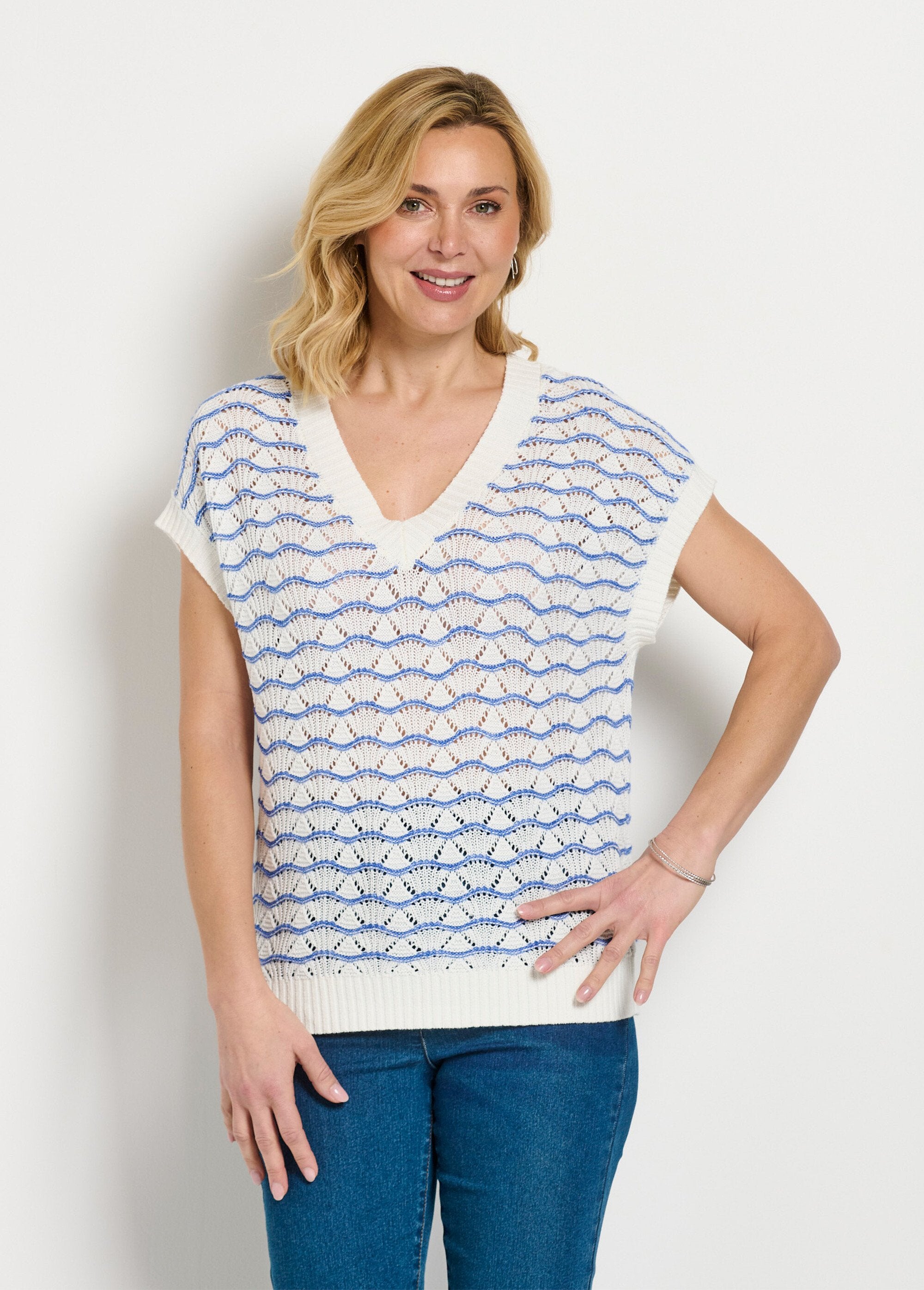 Jersey_sin_mangas_con_escote_en_pico_y_calado_bicolor_Crudo_y_azul_FA2_slim