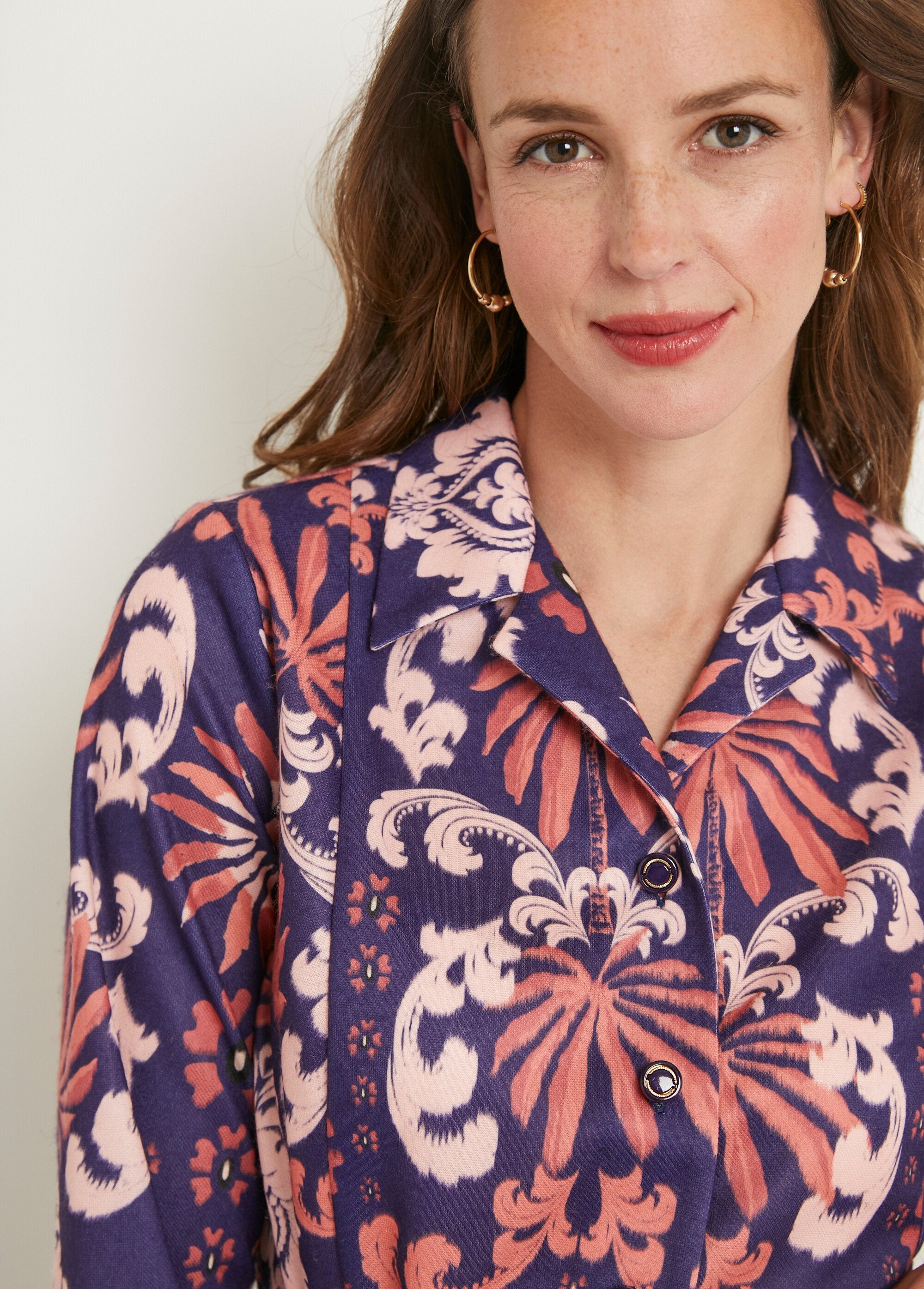 Vestido_de_satén_abotonado_de_largo_medio_con_cuello_sastre_Azul_marino_y_rosa_DE1_slim