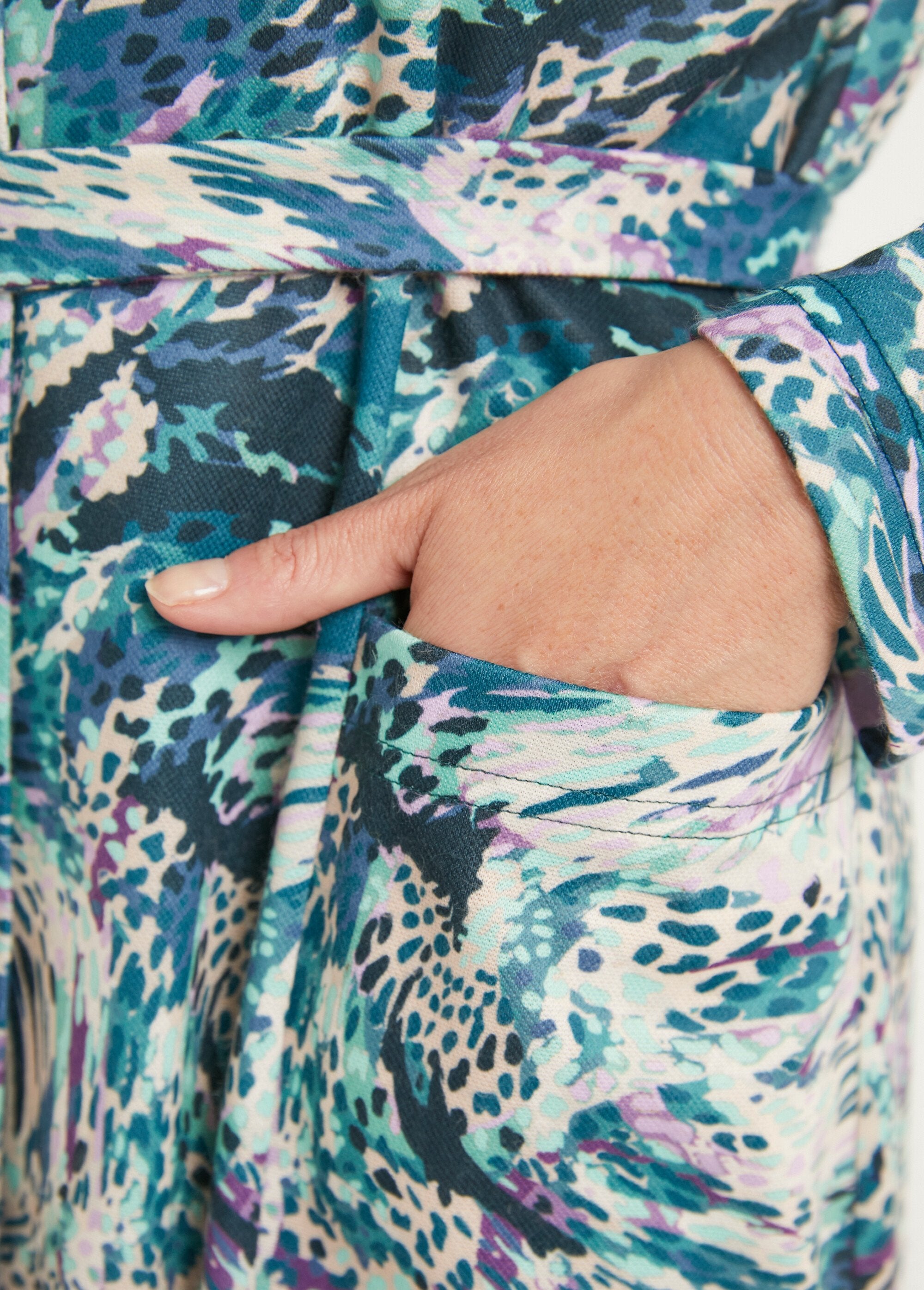 Vestido_camisero_estampado_con_cuello_sastre_de_largo_medio_verde_y_rosa_DE3_slim