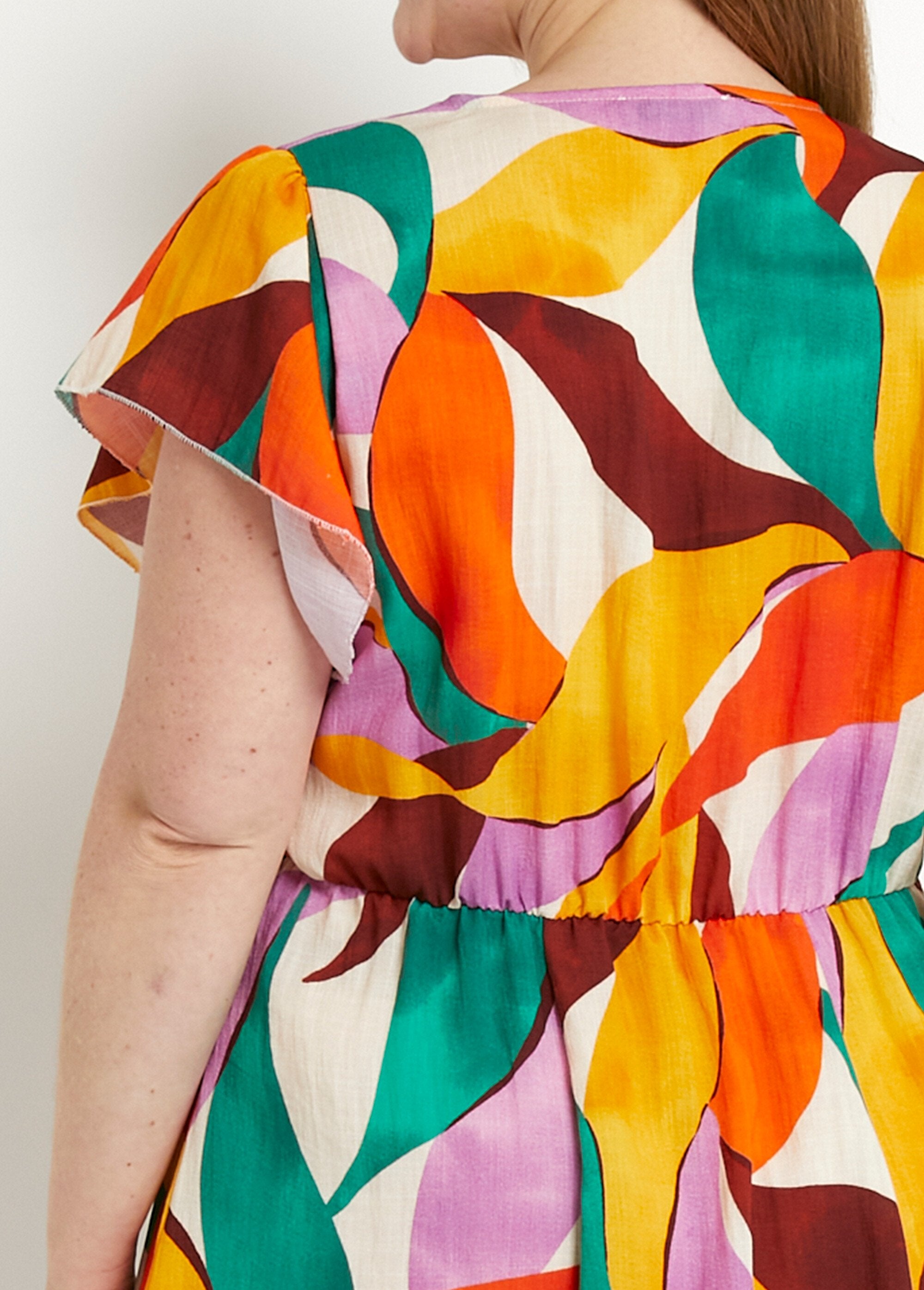 Vestido_corto_efecto_lino_con_estampado_floral_y_cuello_de_pico_naranja_y_verde_DE1_curvy