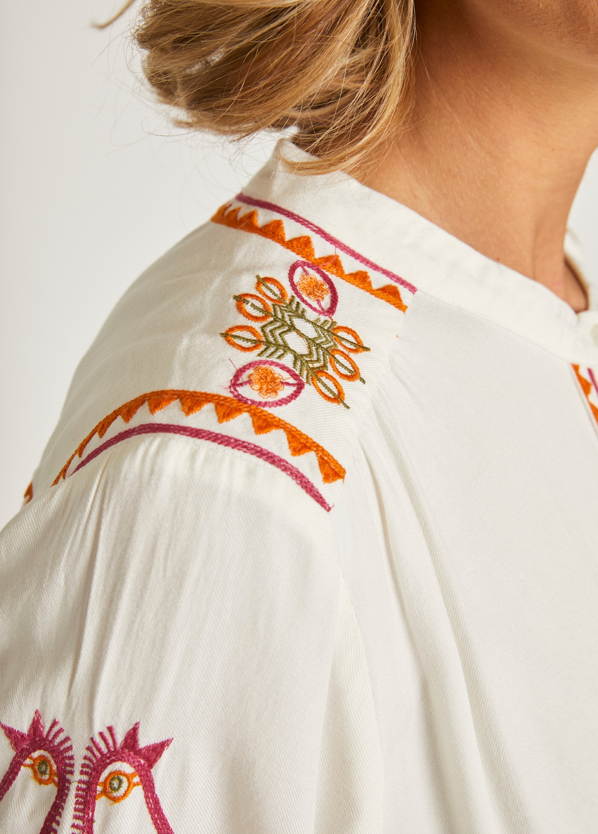 Vestido_corto_bordado_con_botones_Crudo_DE4_slim