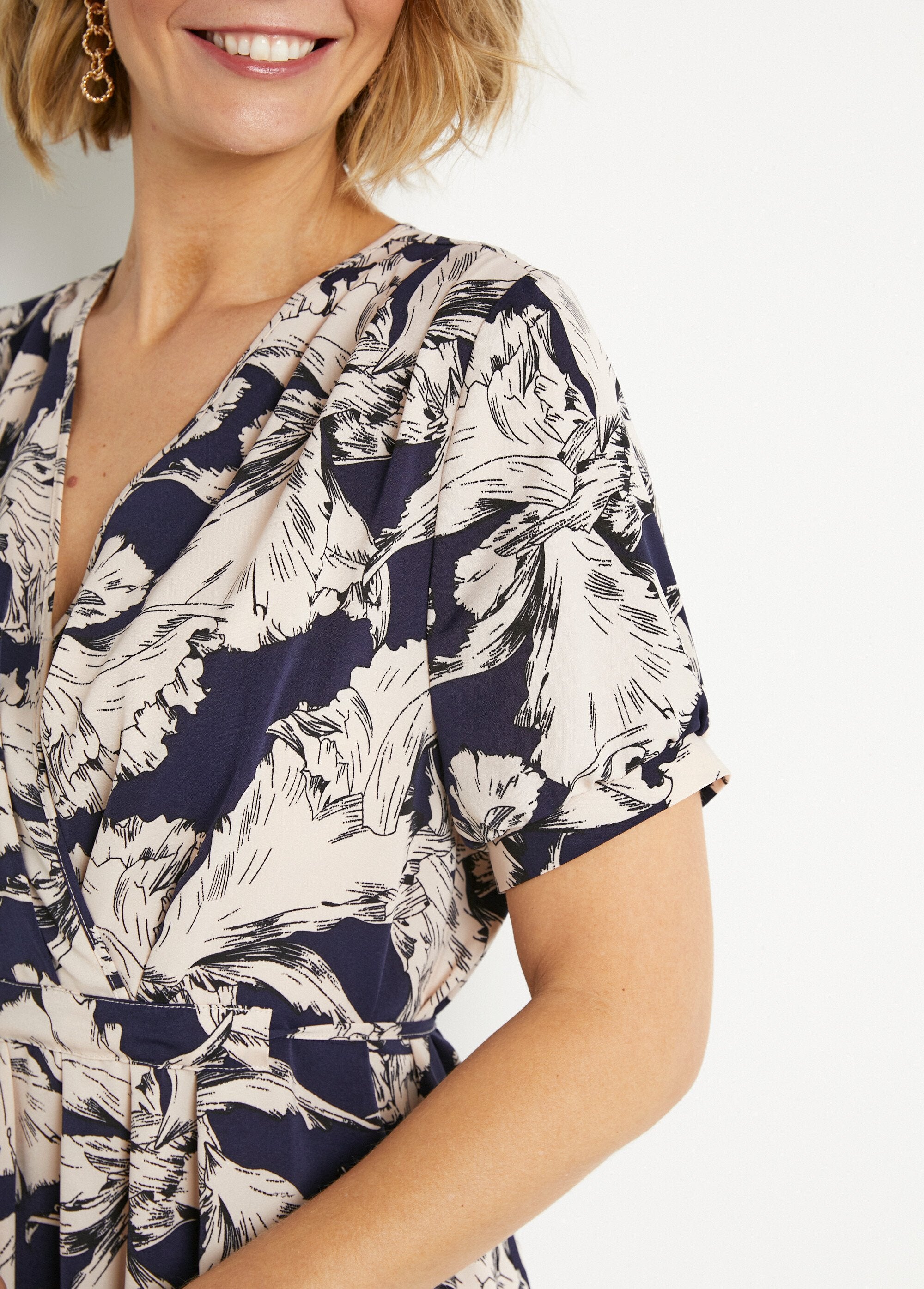 Vestido_corto_fluido_cruzado_con_estampado_gráfico_azul_marino_y_blanco_DE1_slim