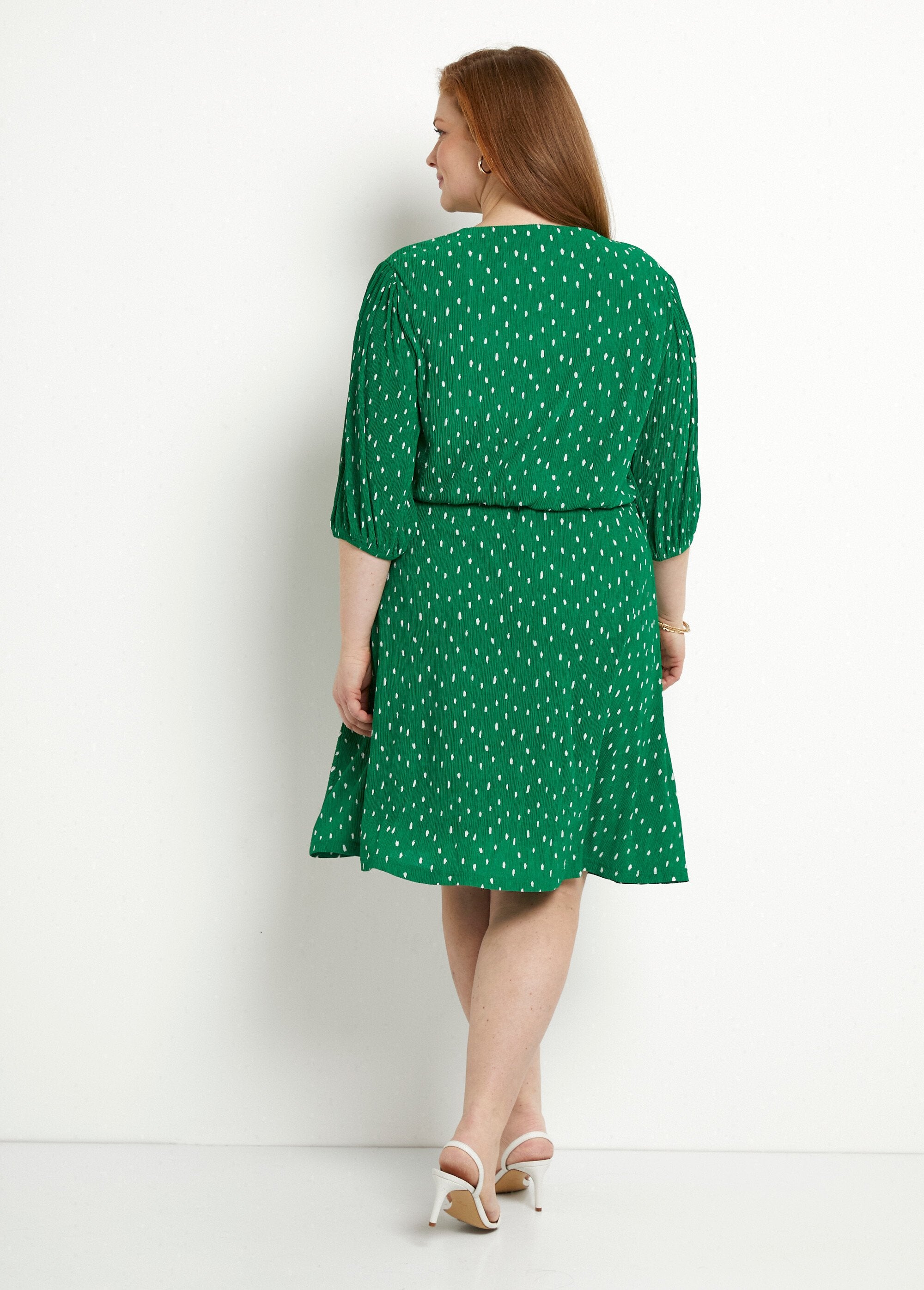 Vestido_corto_cruzado_con_estampado_de_lunares_verde_y_blanco_DO1_curvy